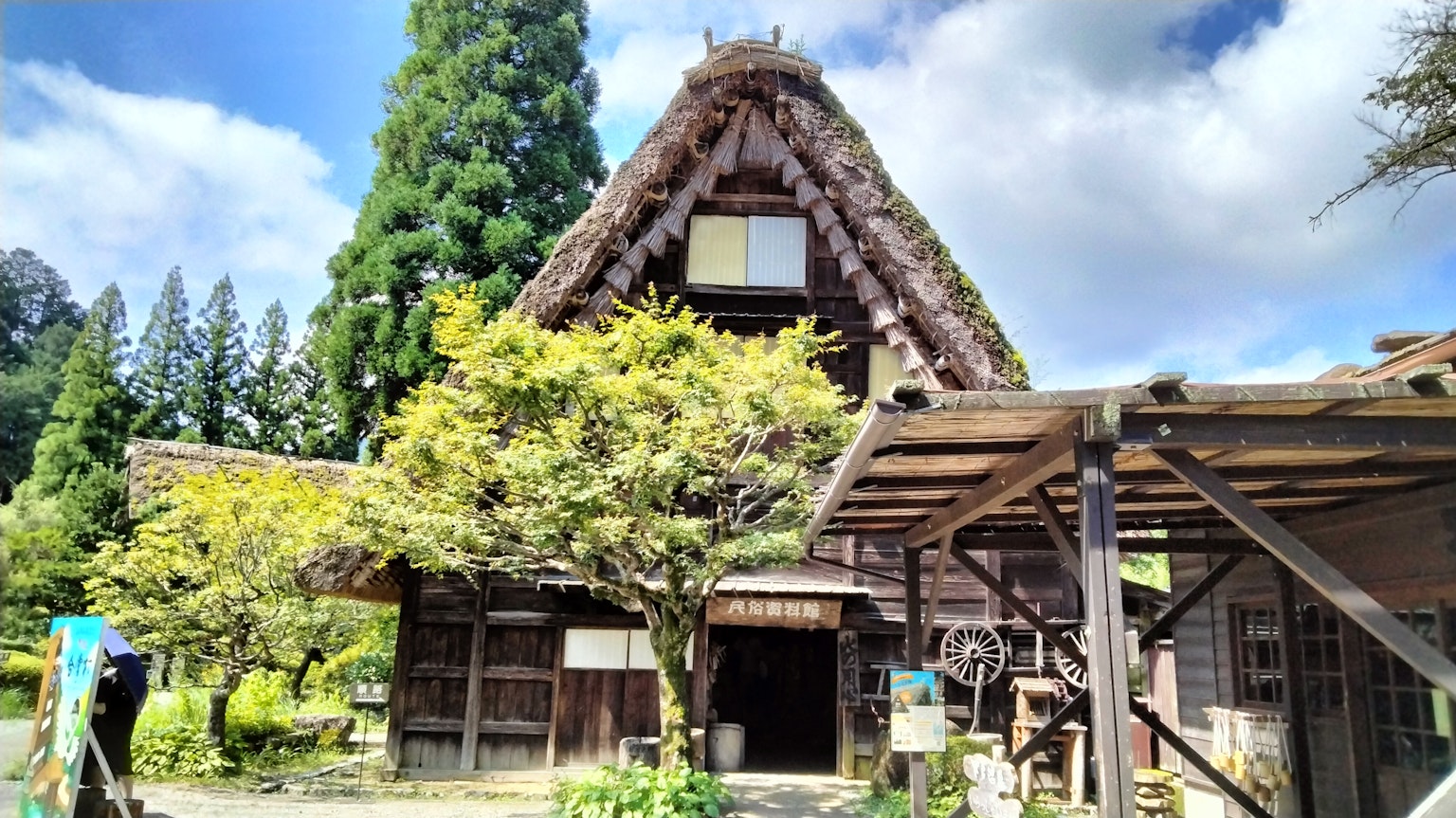 Traditionelles Gassho-Zukuri-Haus mit üppigem Grün
