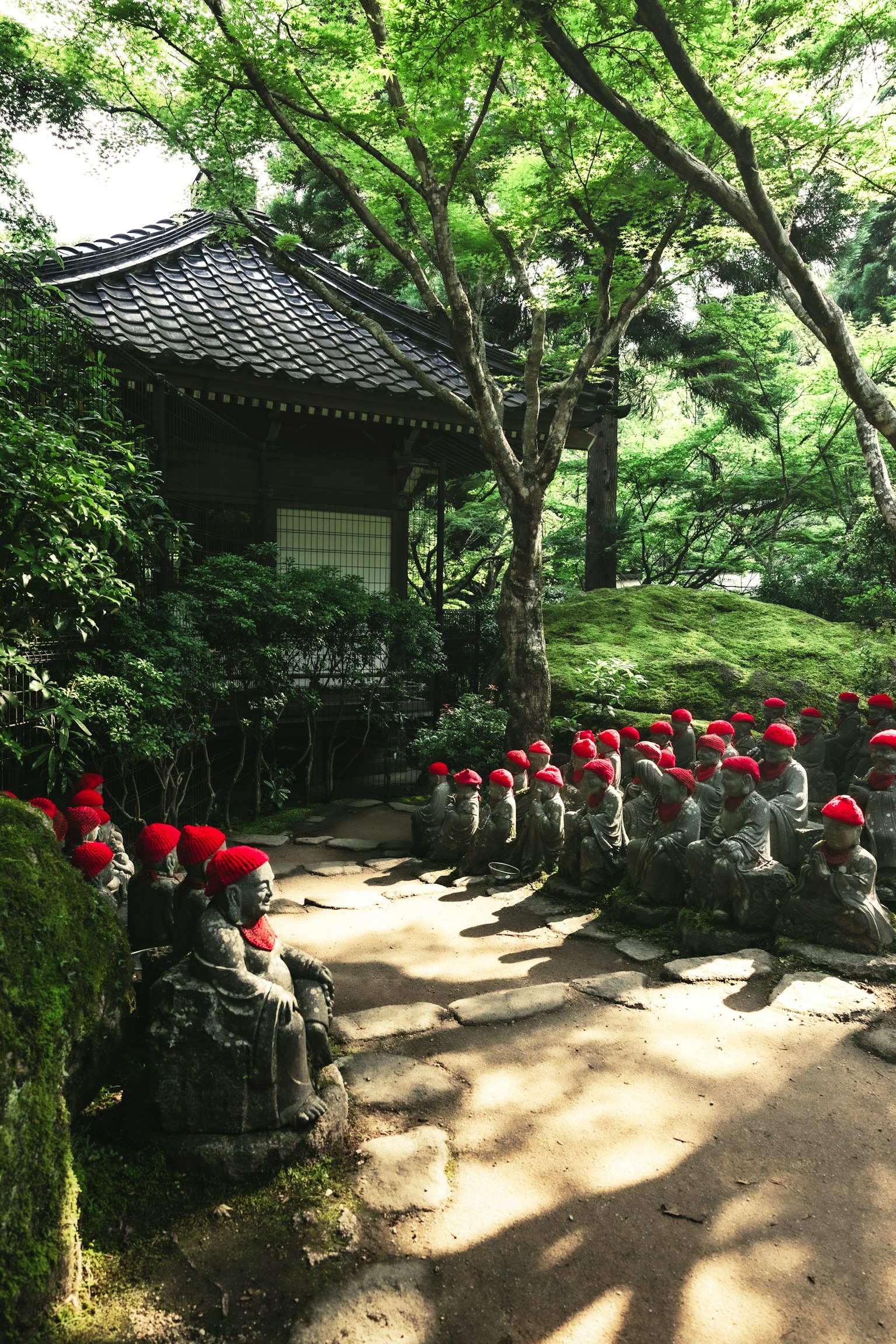 花园场景，石雕像戴着红色帽子
