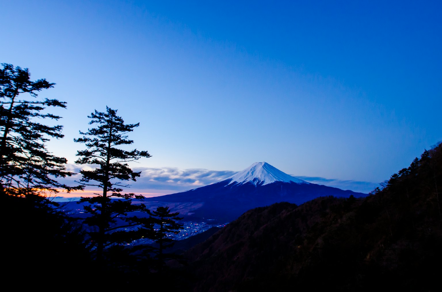Vue panoramique du mont Fuji au crépuscule avec des arbres environnants