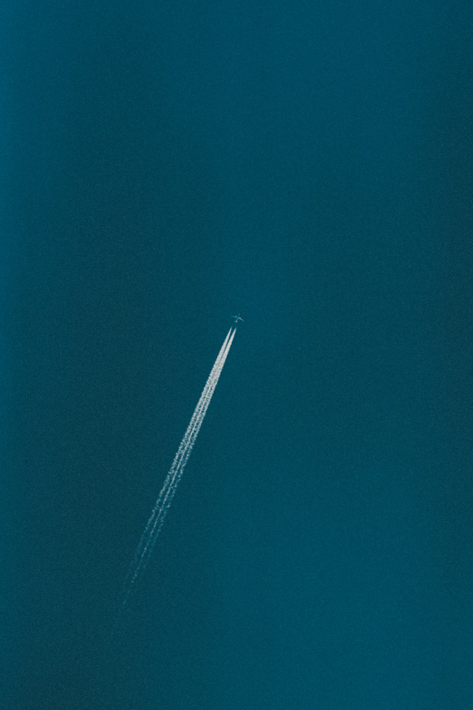Eine Flugzeugspur vor einem blauen Himmel
