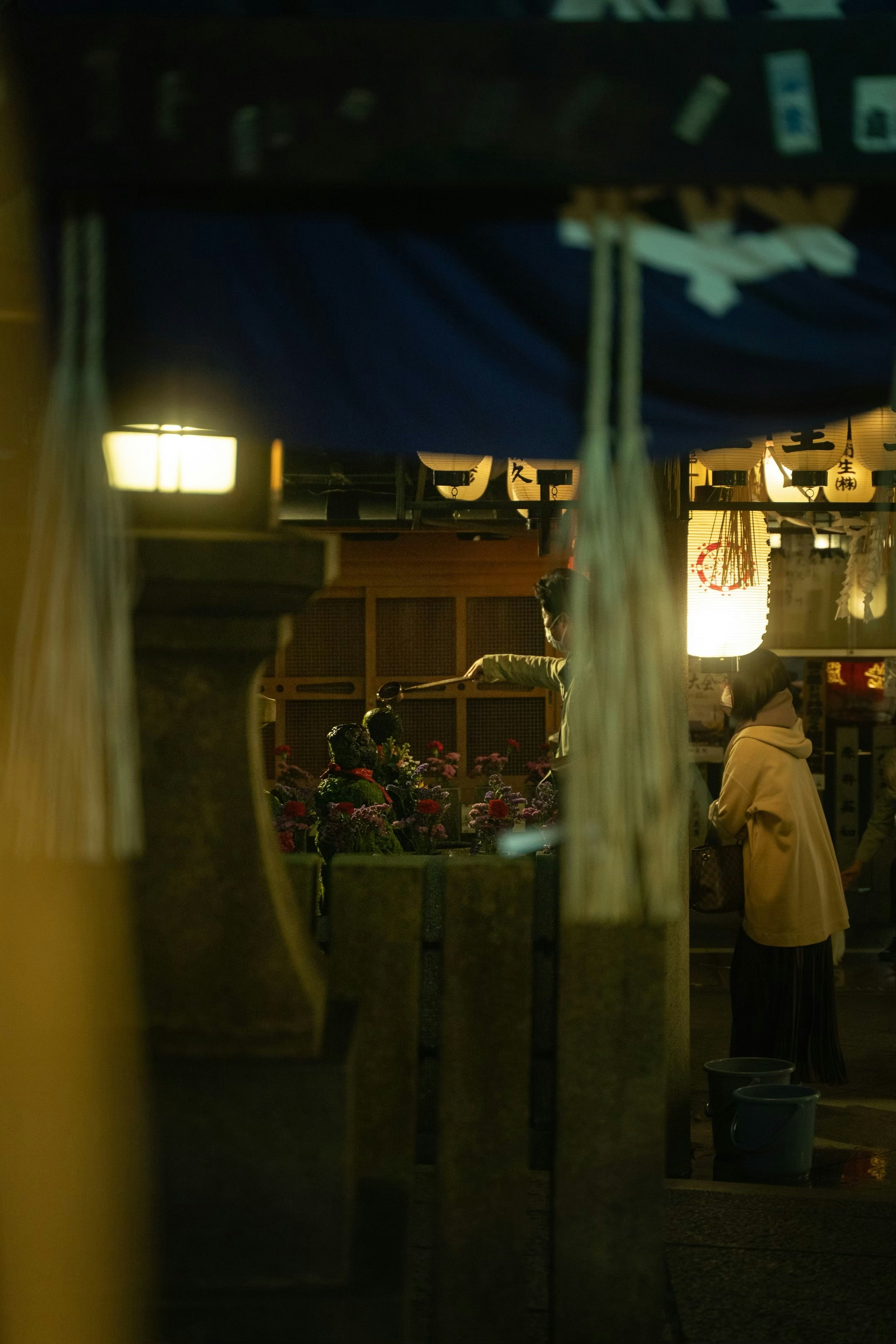 提灯の灯る屋台通りの夜景