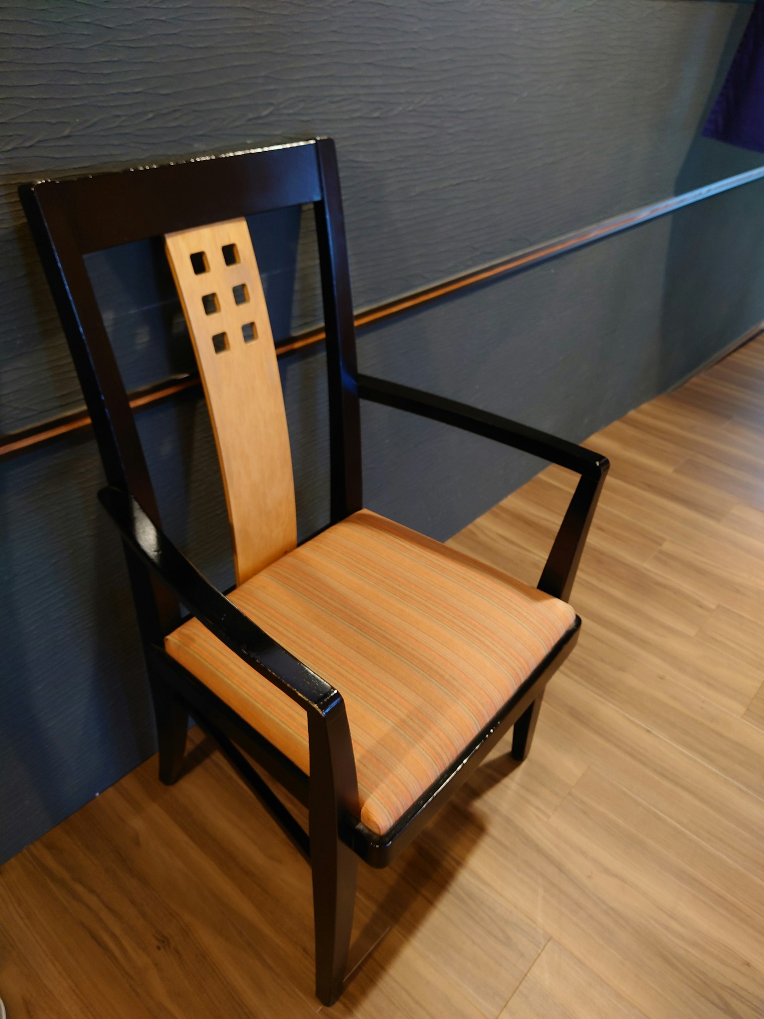 Moderne Stuhl mit schwarzem Rahmen und Holzsitz