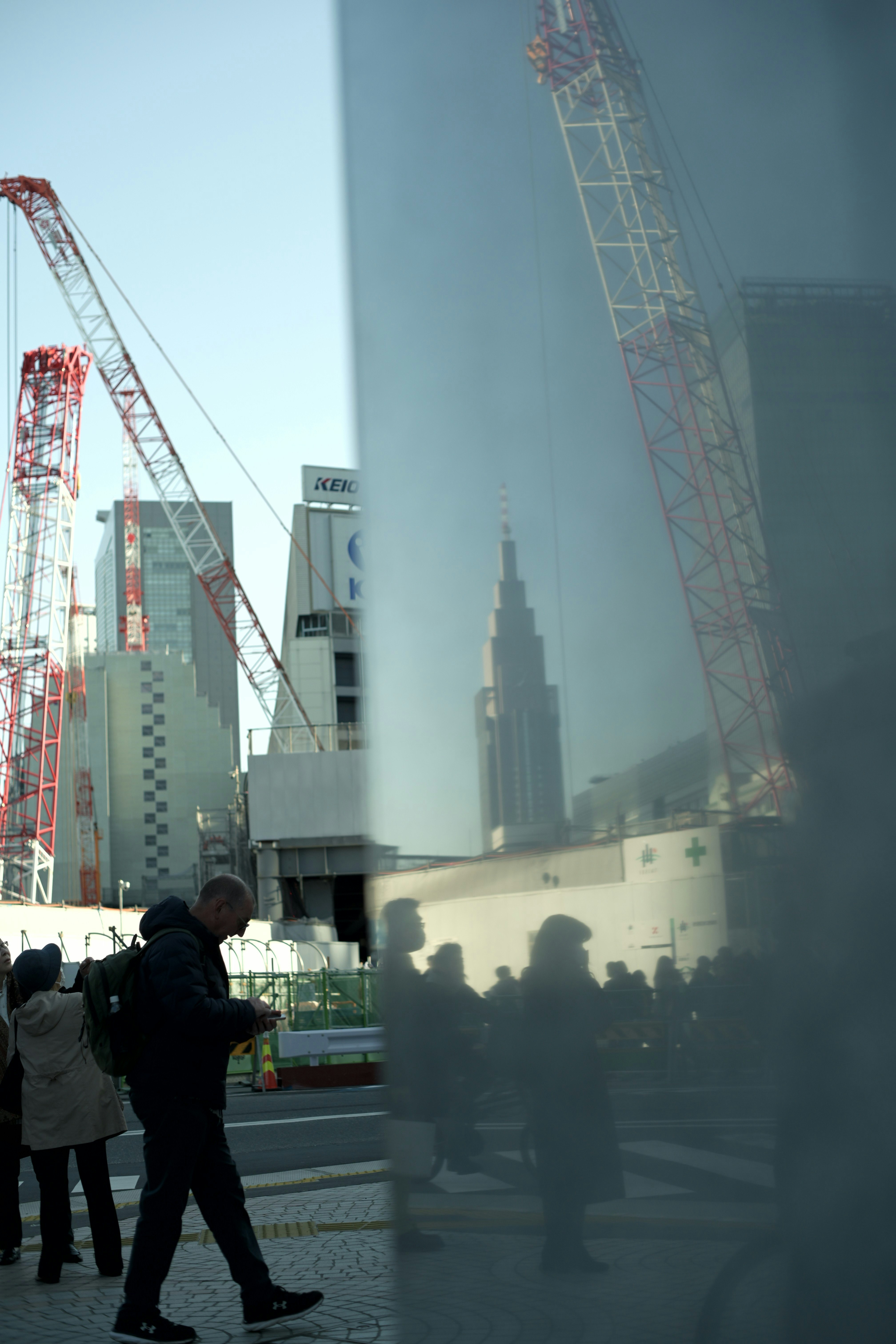 工事現場のクレーンと高層ビルのある都市の風景
