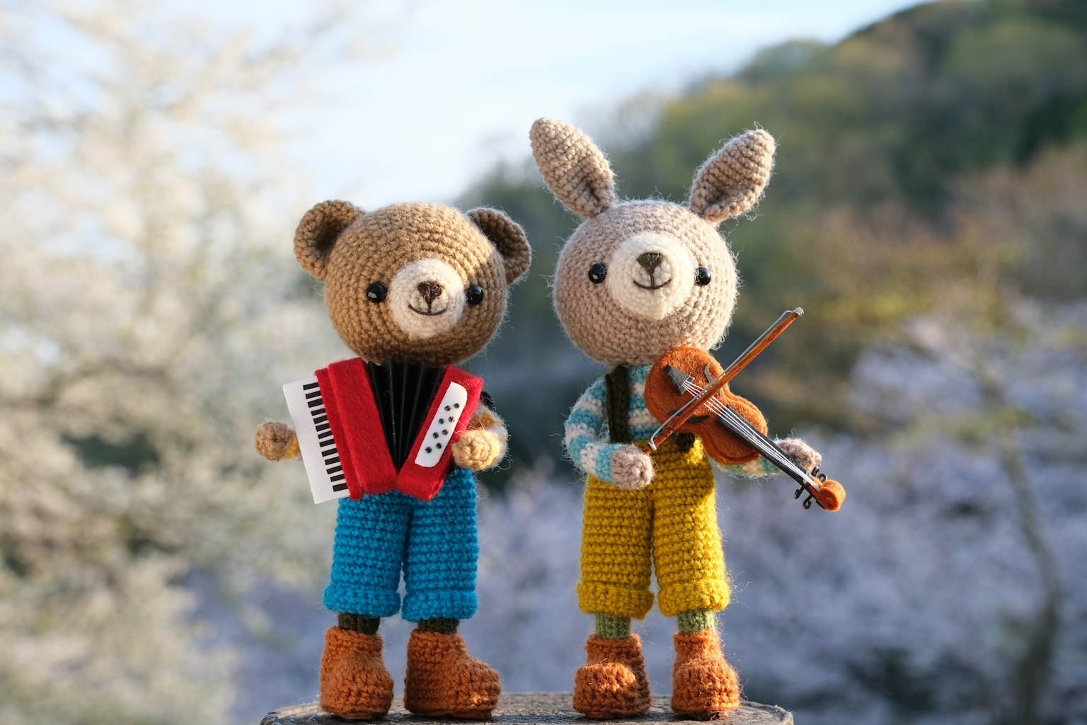 Jouets en peluche ours et lapin tenant des instruments de musique