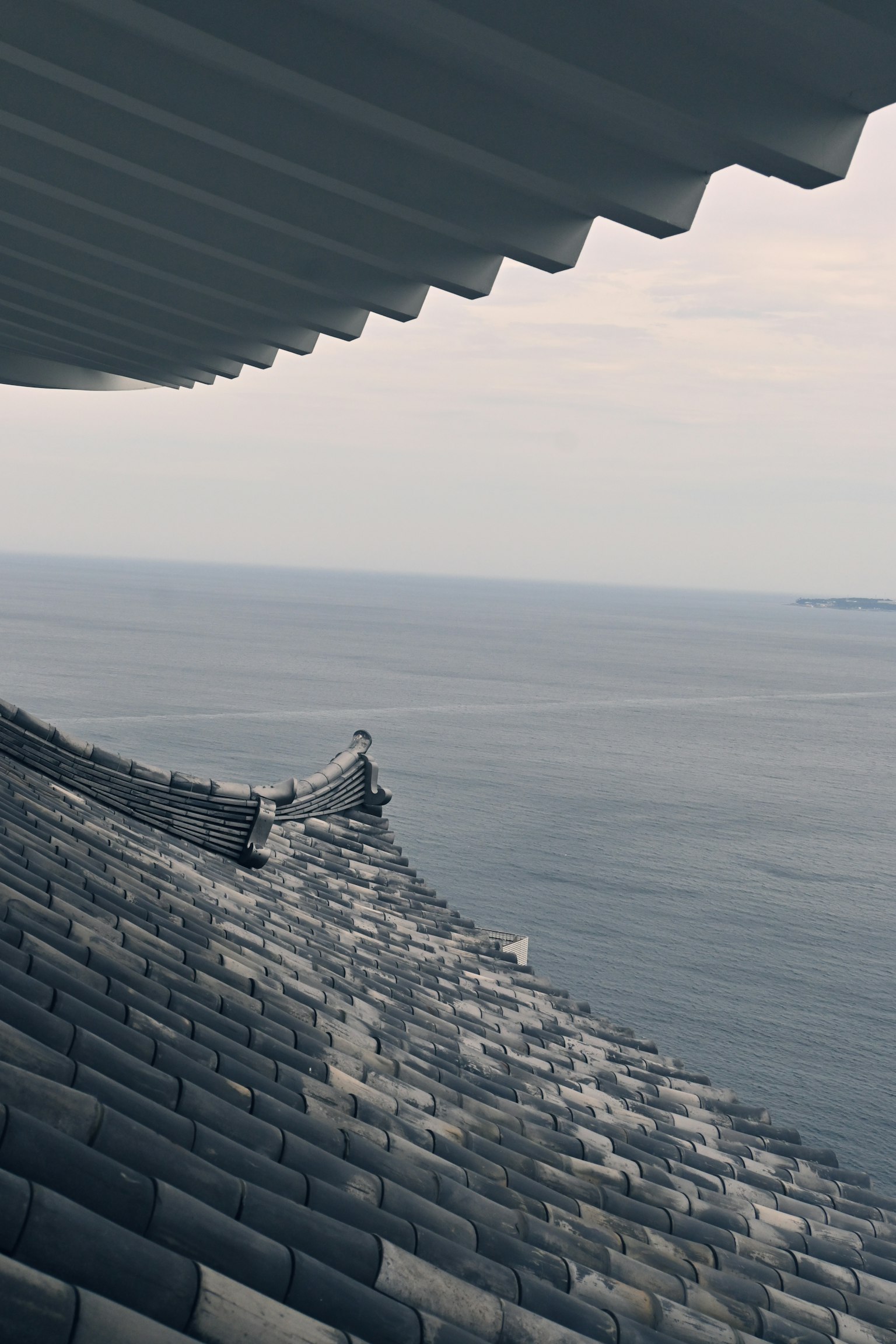 Blick auf ein traditionelles Dach mit Blick auf das Meer