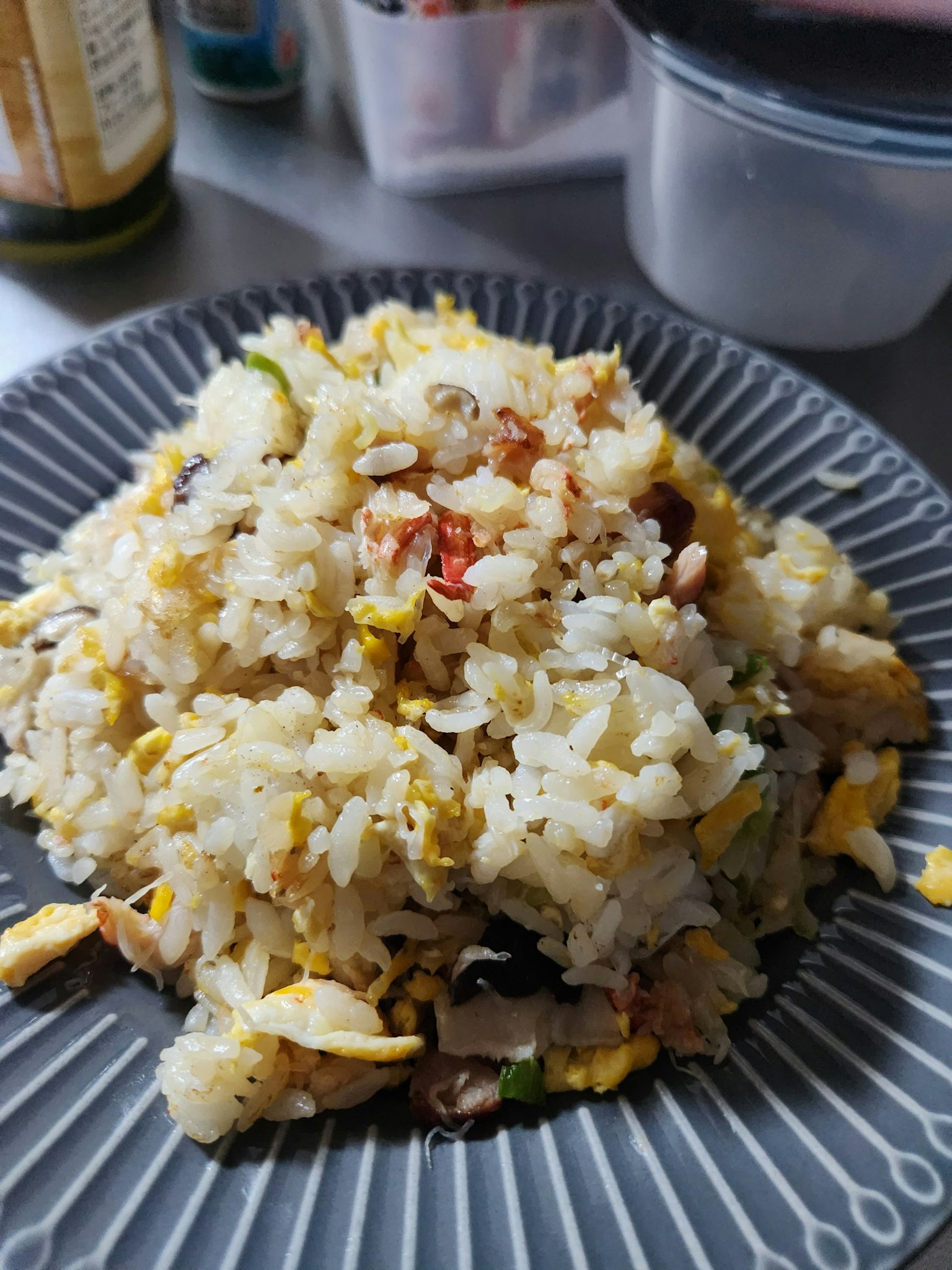 Teller mit gebratenem Reis, Gemüse und Hähnchen