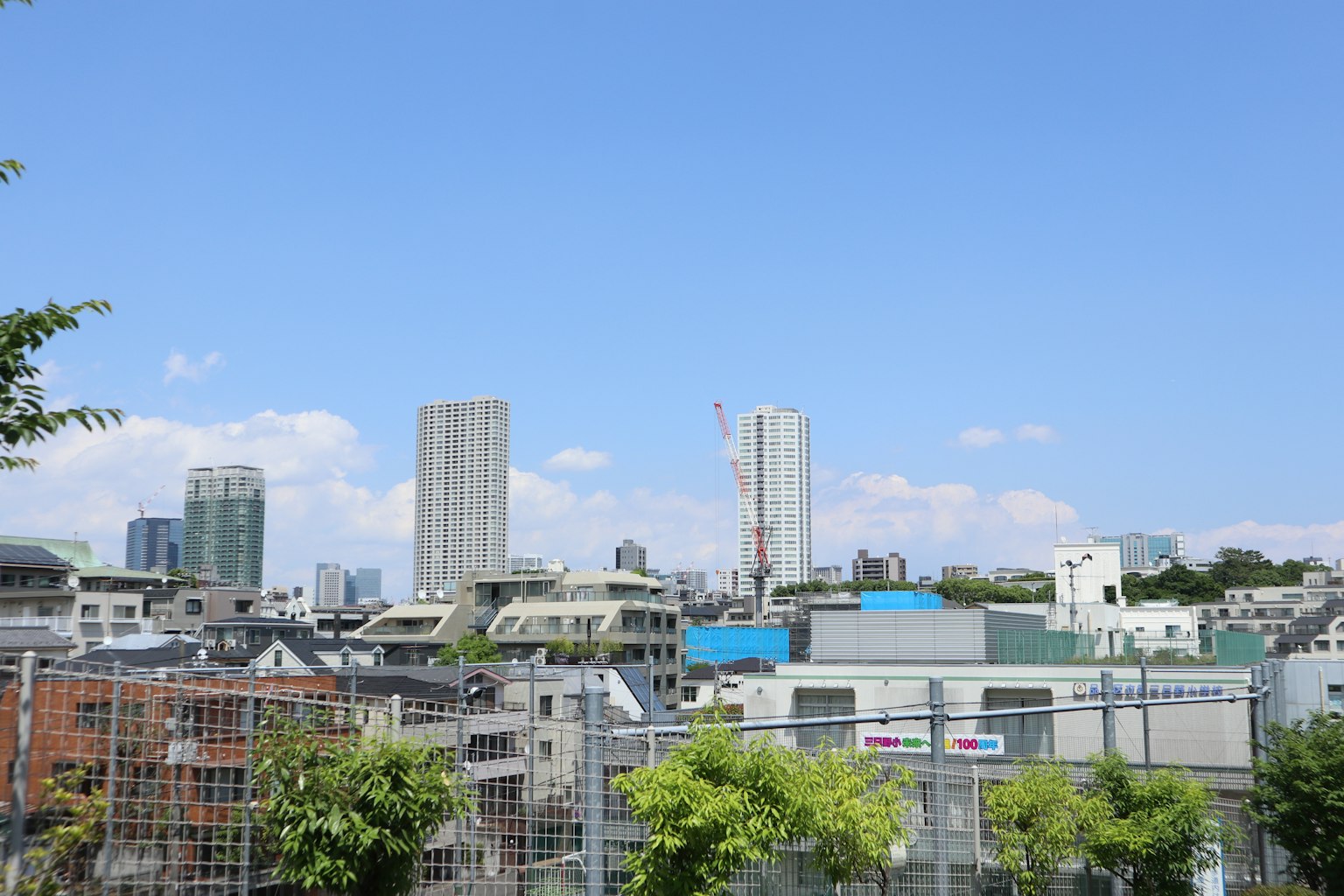 Paysage urbain avec des gratte-ciels sous un ciel bleu clair