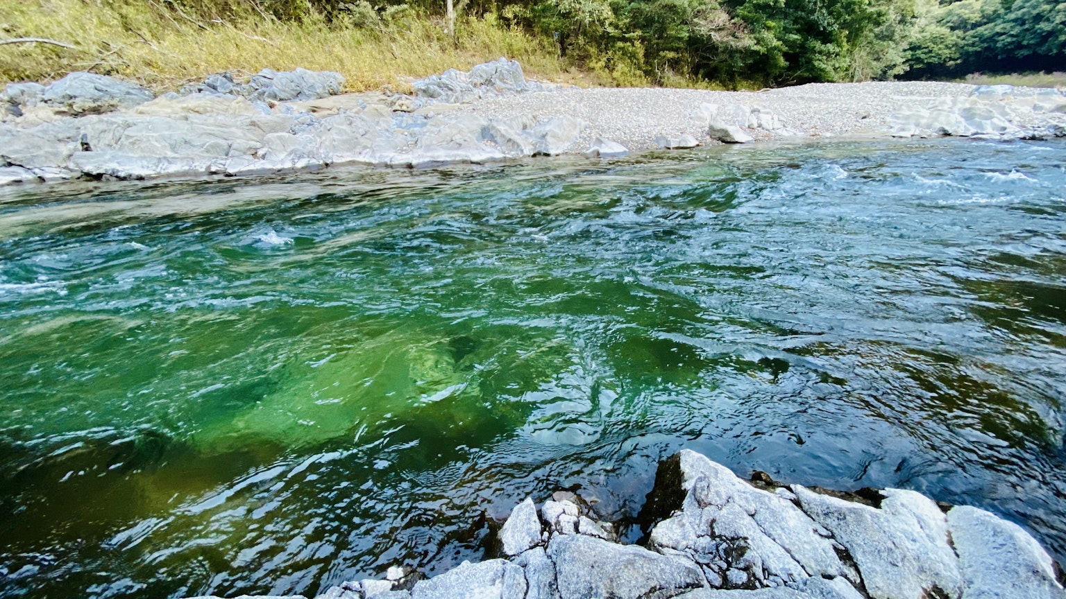 自然风景，特征是流动的河流和岩石