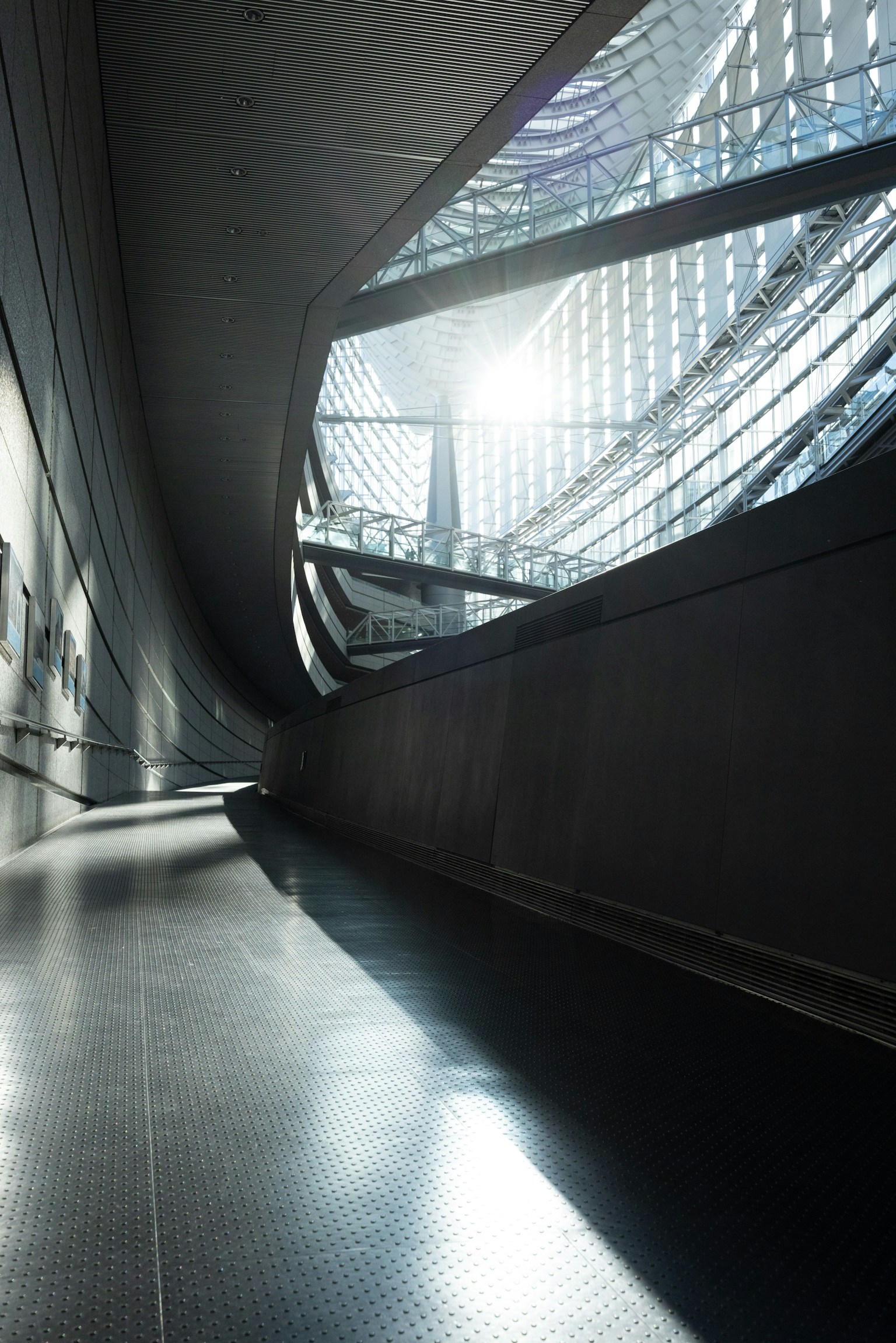 Intérieur architectural futuriste avec contraste de lumière et d'ombre