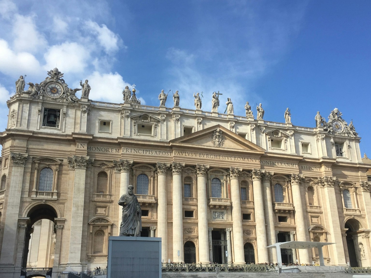 Basílica de San Pedro en el Vaticano mostrando su gran fachada y cielo azul