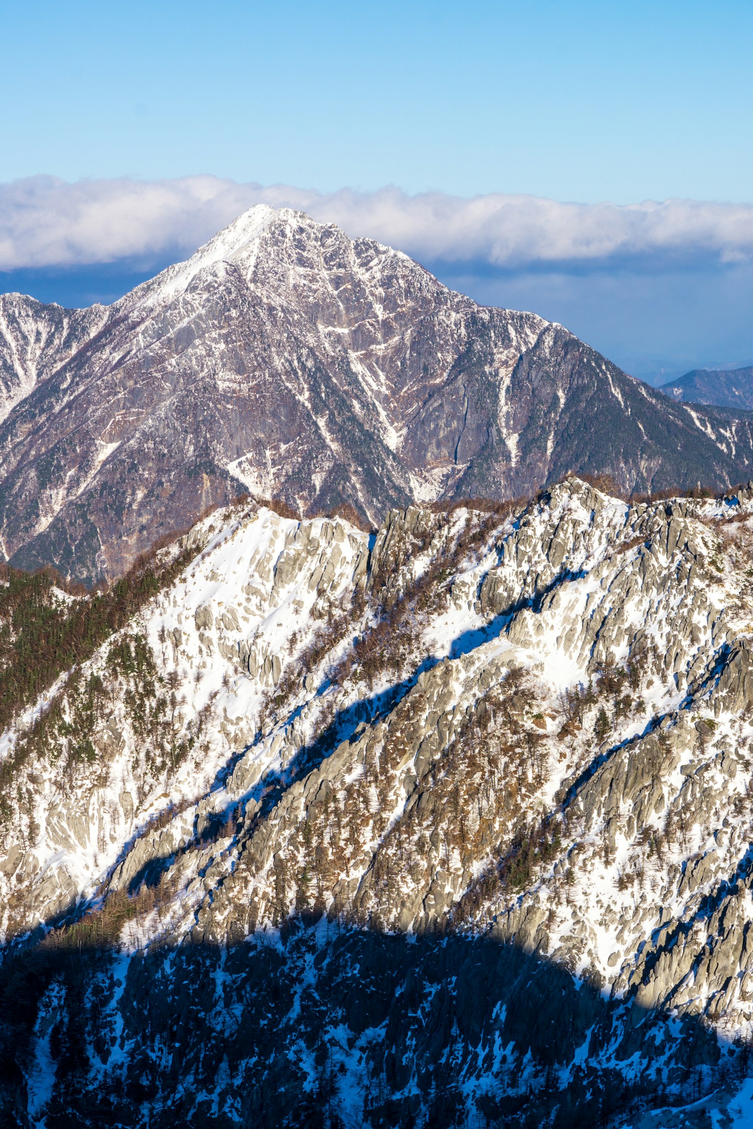 Hermoso paisaje de montañas cubiertas de nieve