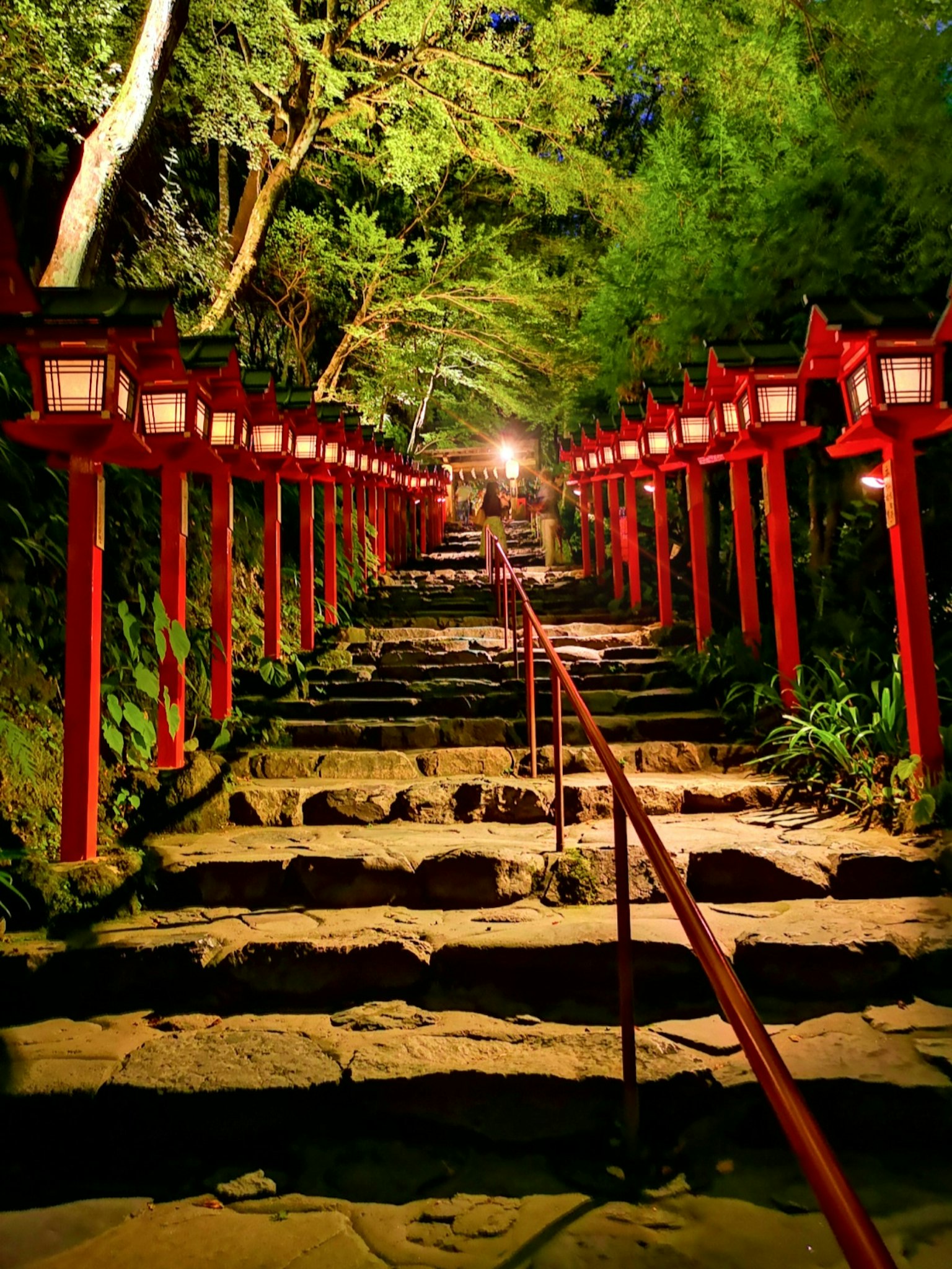夜晚石阶和红灯笼排列的神社景观