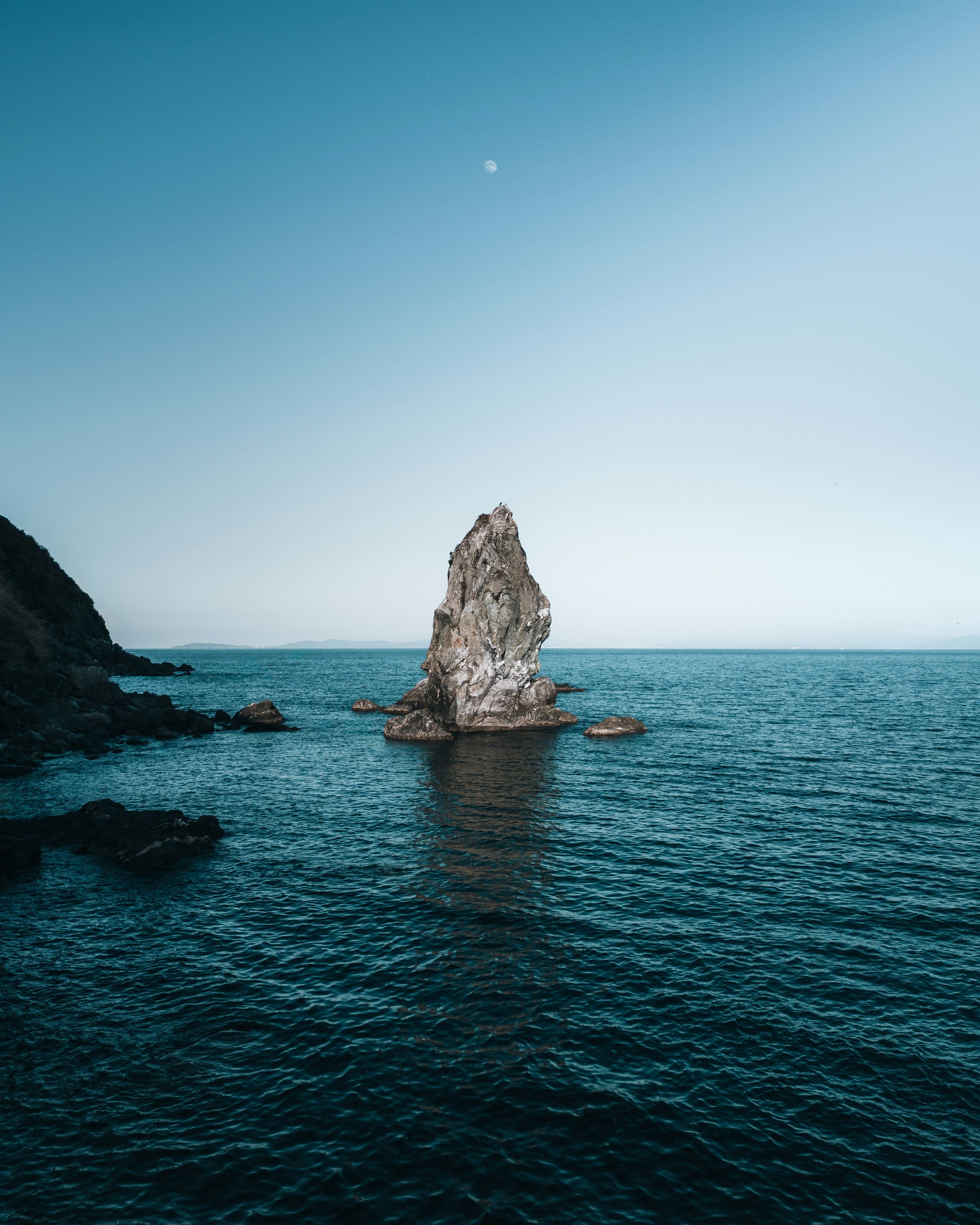 海中礁石与周围岩礁的海岸景观