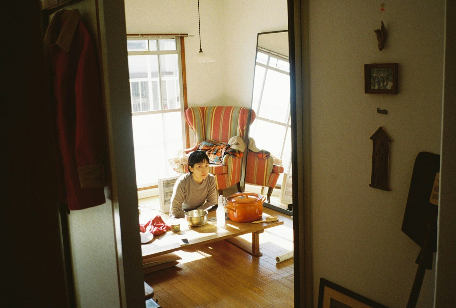 居間でリラックスしている女性とテーブルの上の食器