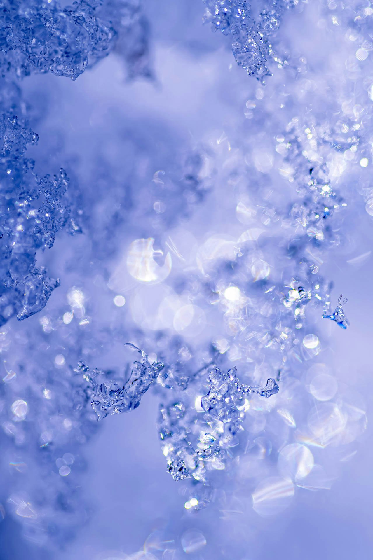 bulles transparentes scintillantes se répandant dans un liquide bleu