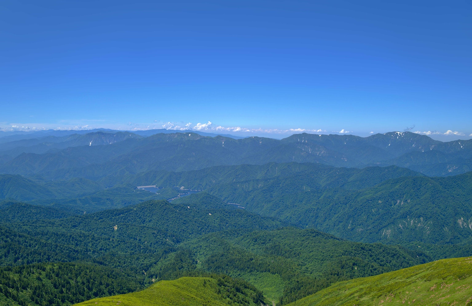 绿色山脉下的蓝天全景