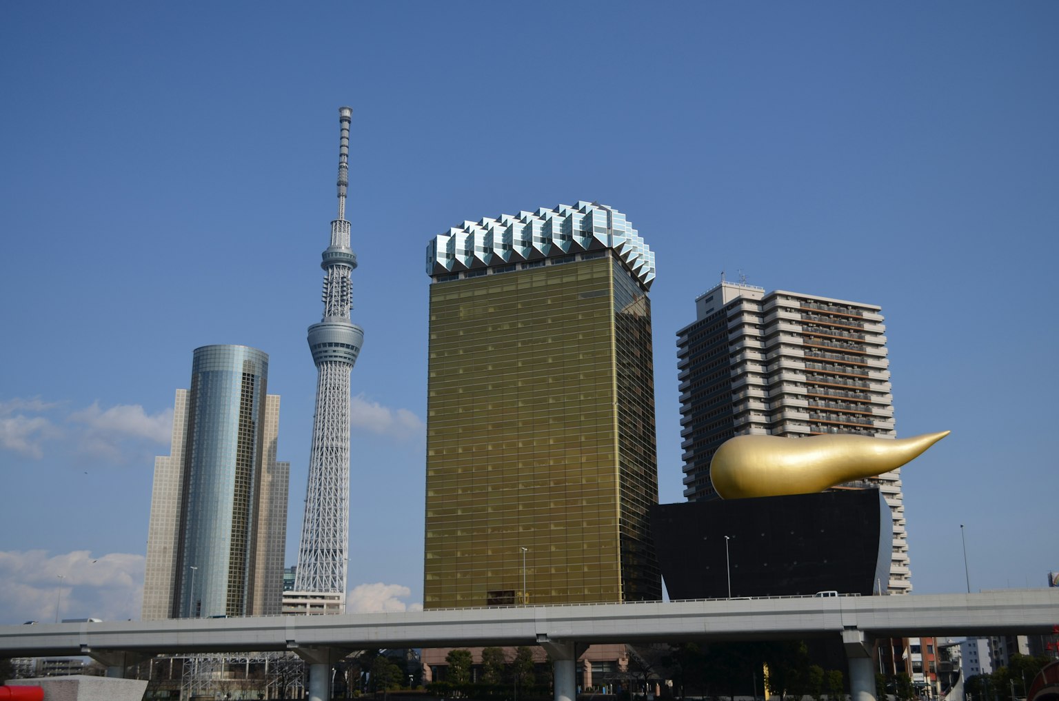 Tokyo Skytree junto a la sede de Asahi Beer con arquitectura única