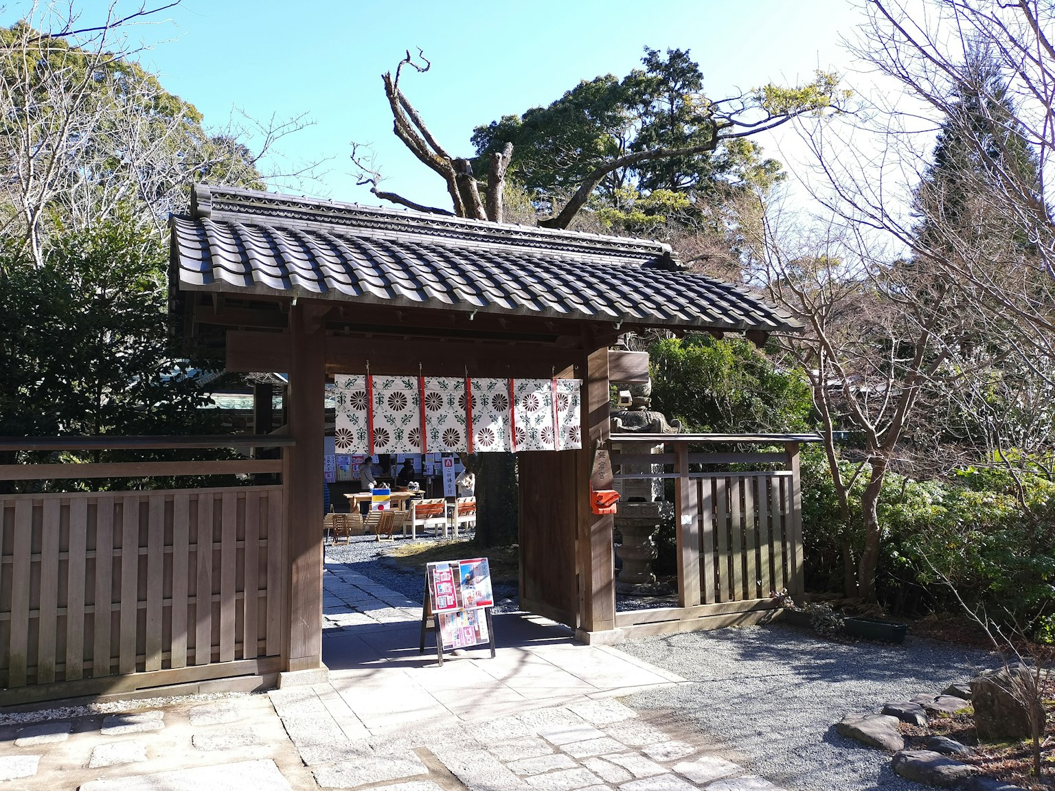 传统日本门和花园景观