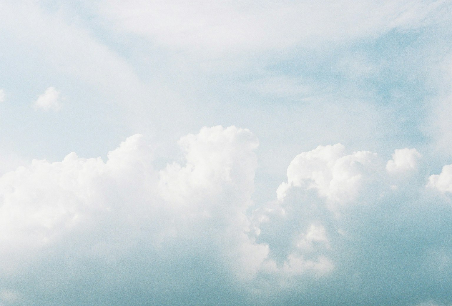 Ein ruhiger Himmel mit sanften weißen Wolken