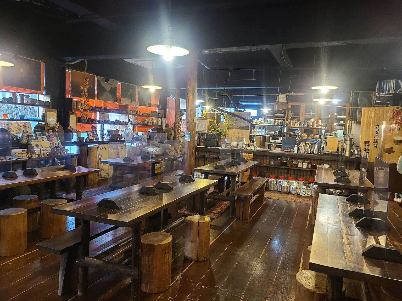 Interior de un restaurante con mesas y sillas de madera iluminación brillante