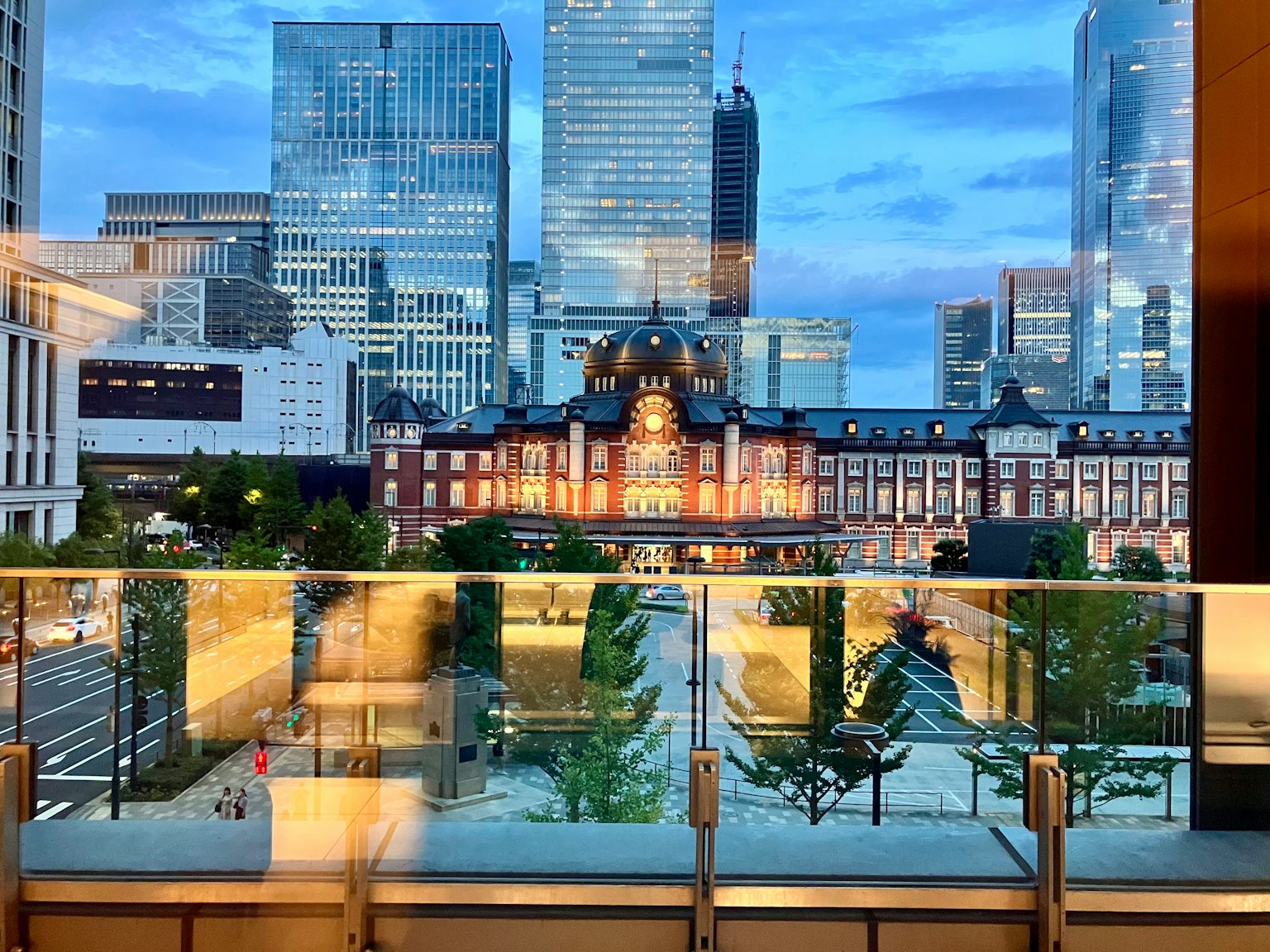 陽台上的景色展示東京車站和摩天大樓