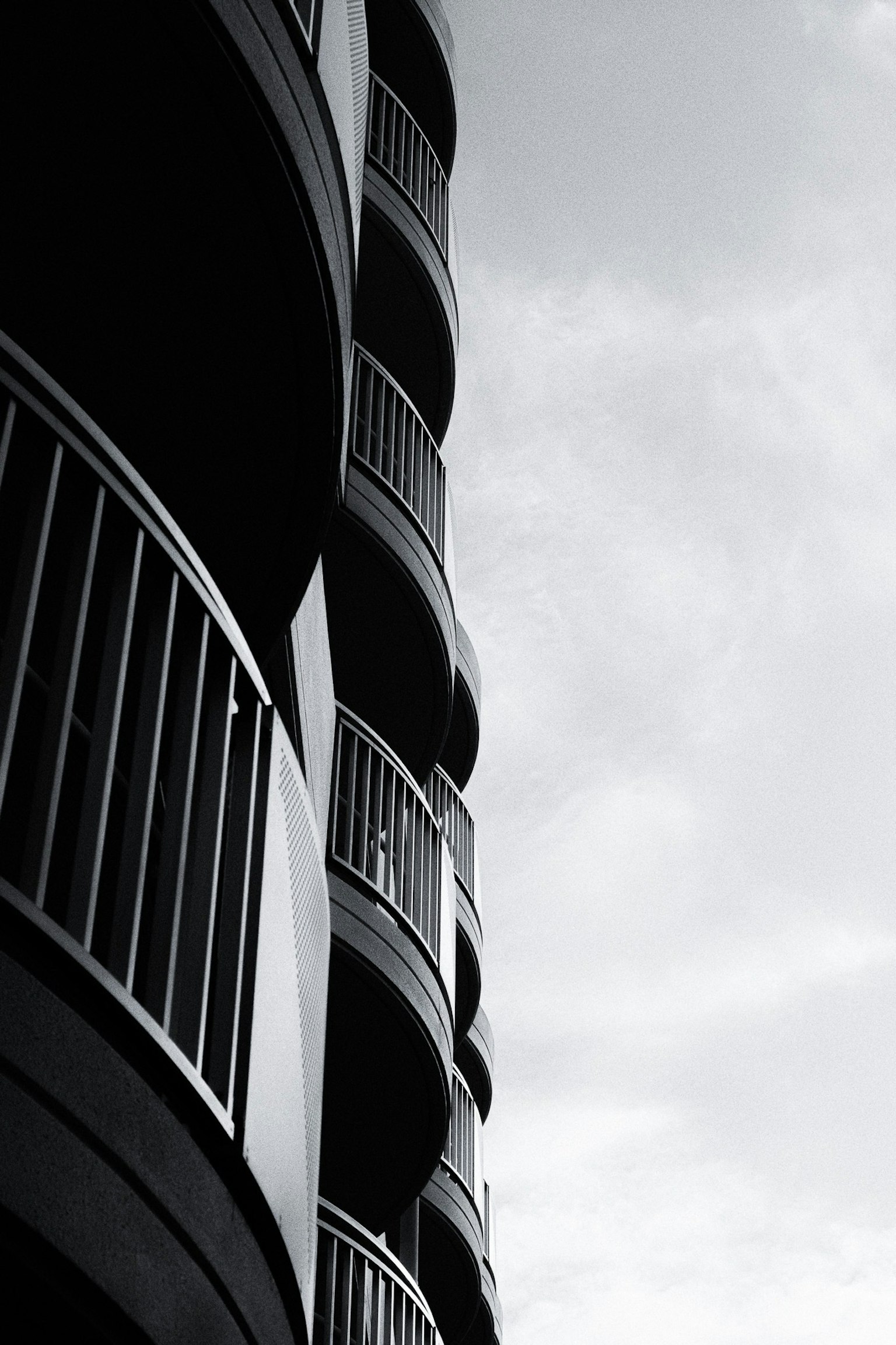 Foto in bianco e nero di un edificio con balconi curvi