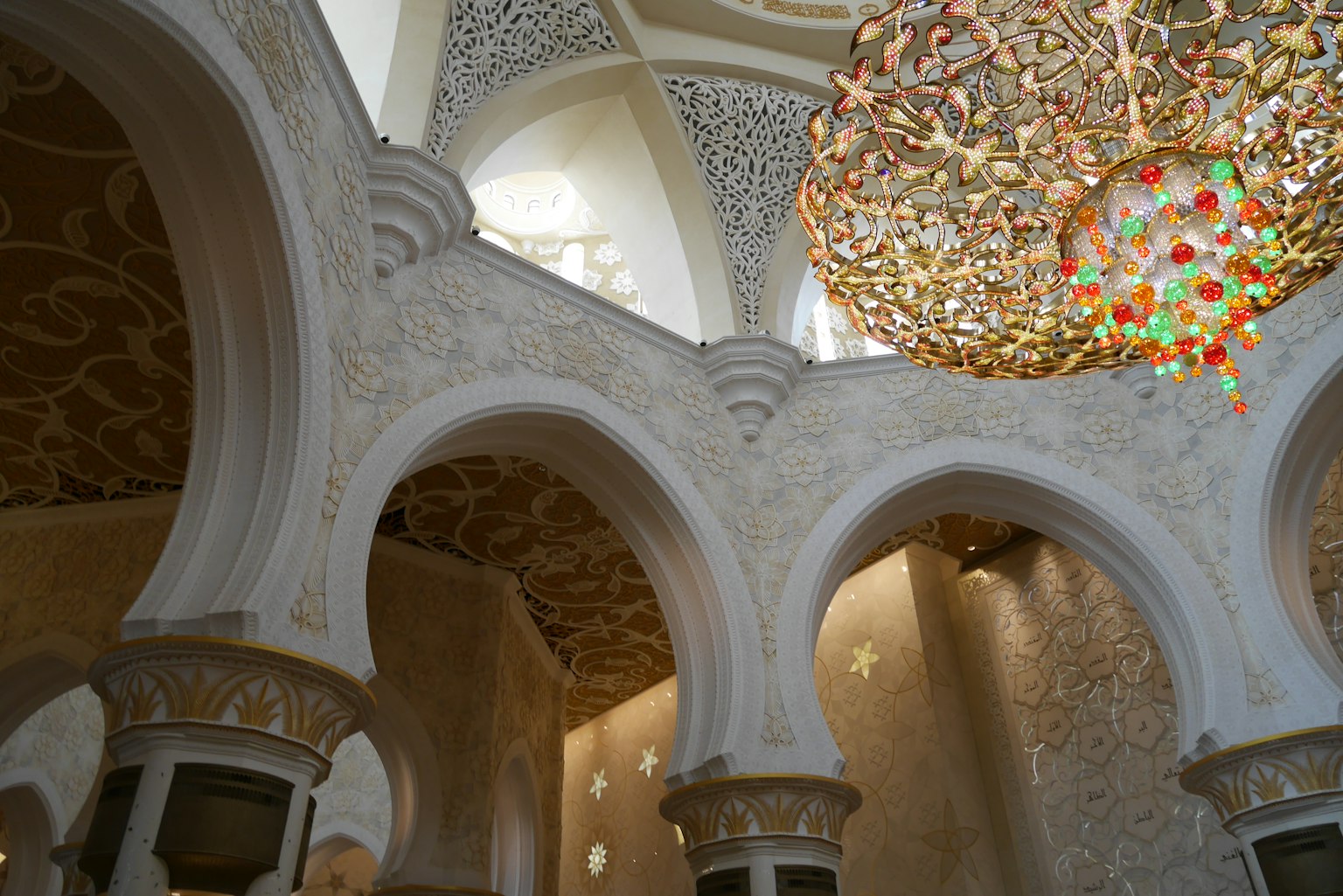 Vista interna con archi decorati e un lampadario stupendo