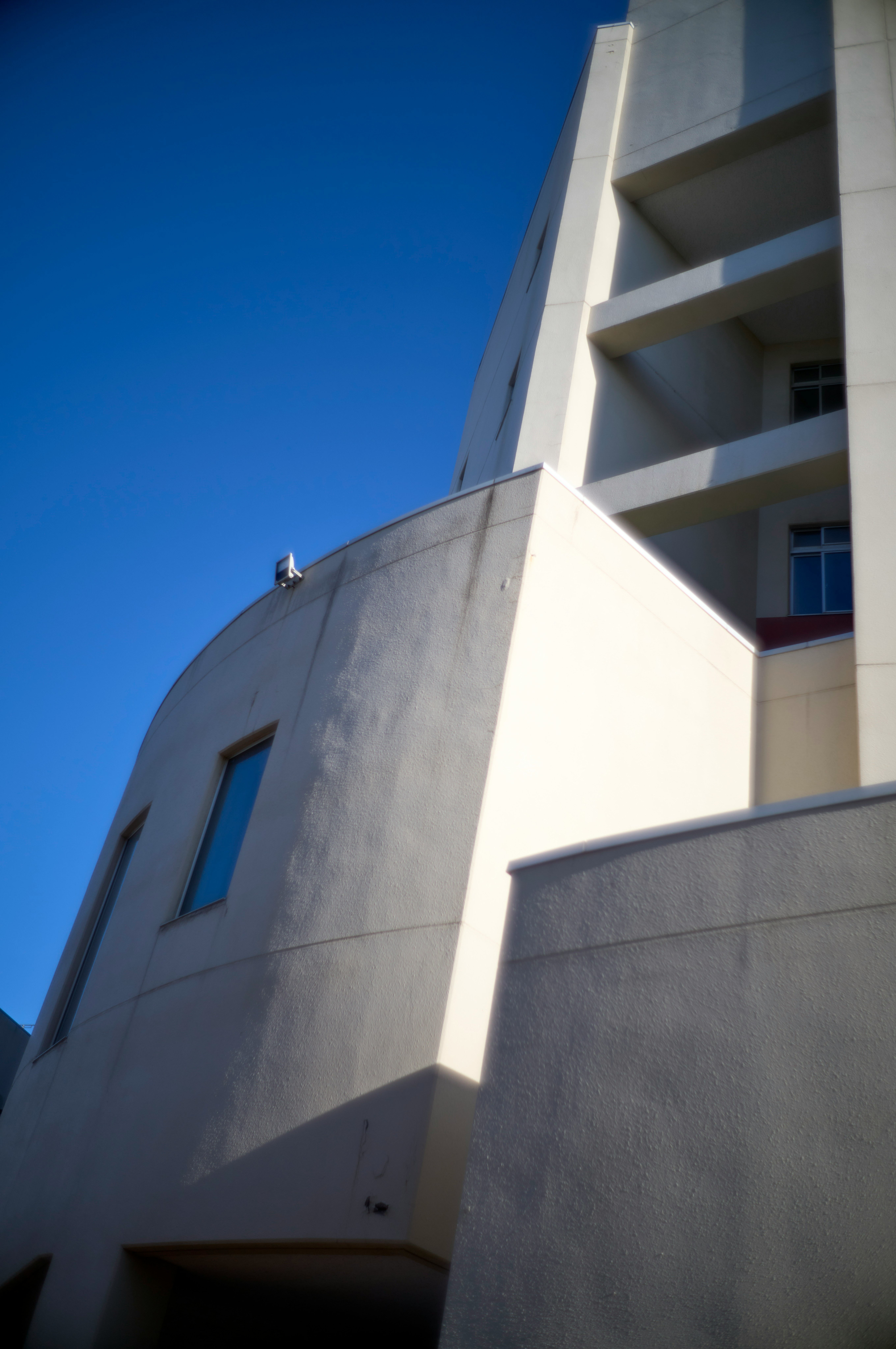 façade d’un bâtiment moderne dominant un ciel bleu dégagé