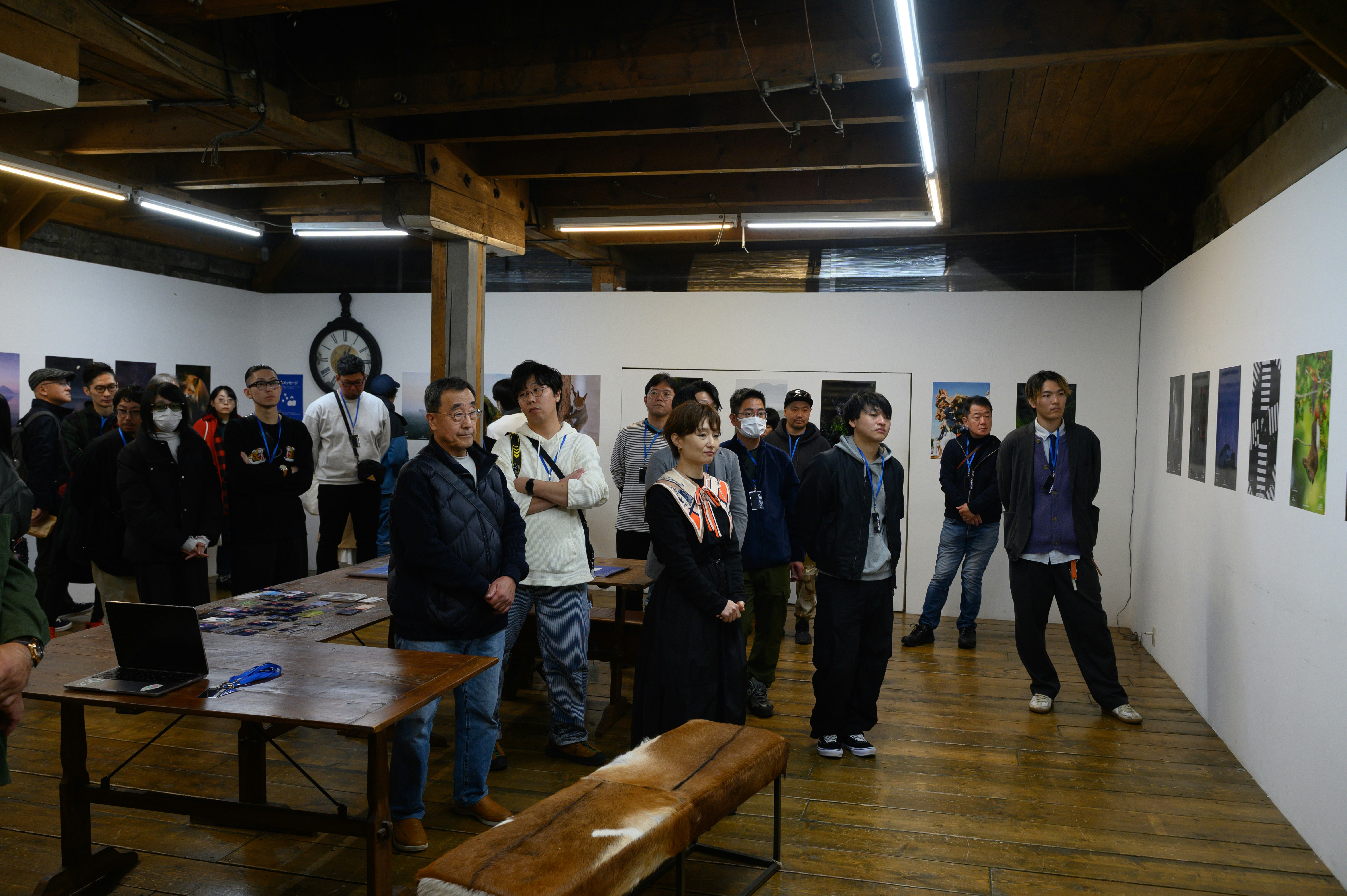 ギャラリー内で展示を見学する人々の列