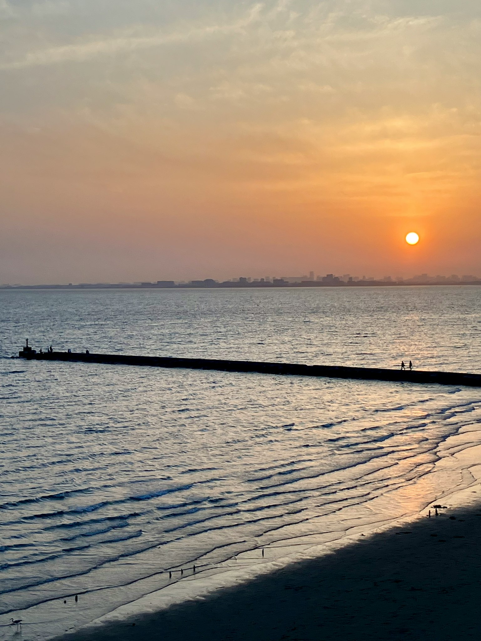 Panoramablick auf den Sonnenuntergang über dem Ozean mit Wellenmustern