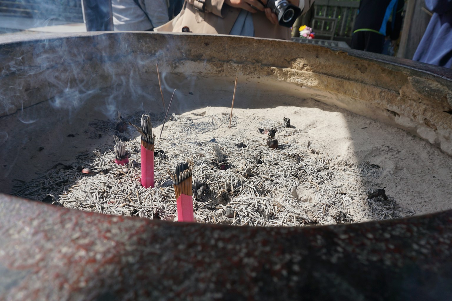 Que hương trong tro với khói bay lên