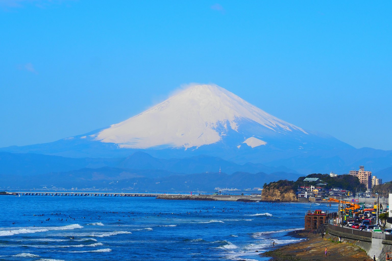 Vue magnifique du mont Fuji entouré par le ciel bleu et l'océan
