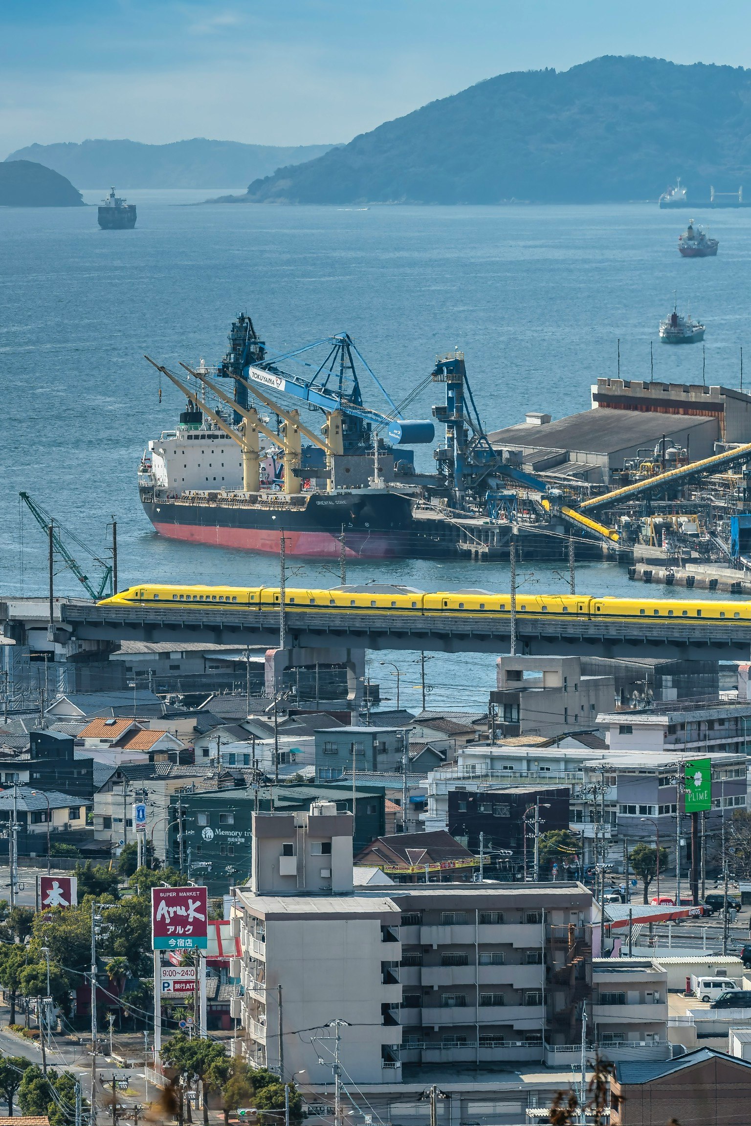 vue de port avec des navires en mer et des grues portuaires