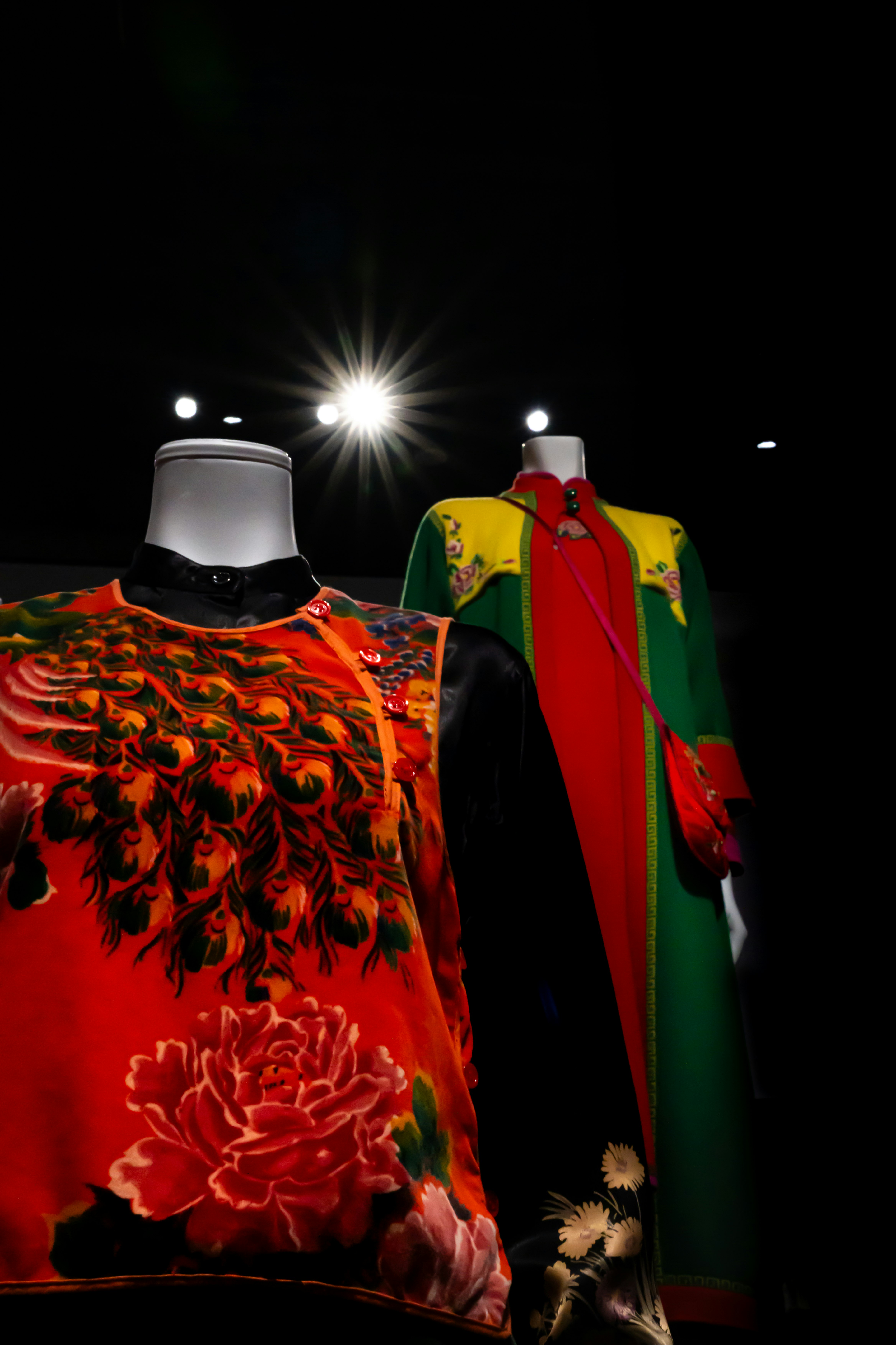 vêtements à motifs de flammes et tenues colorées exposés la nuit en extérieur