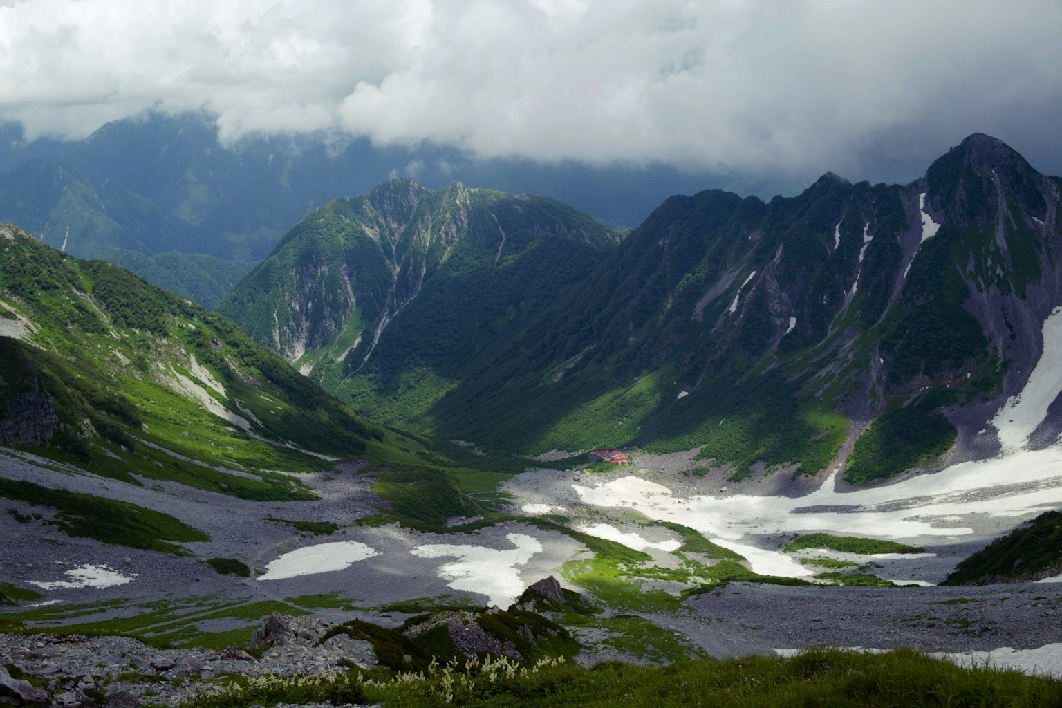 Paysage magnifique avec des montagnes et une vallée verdoyante