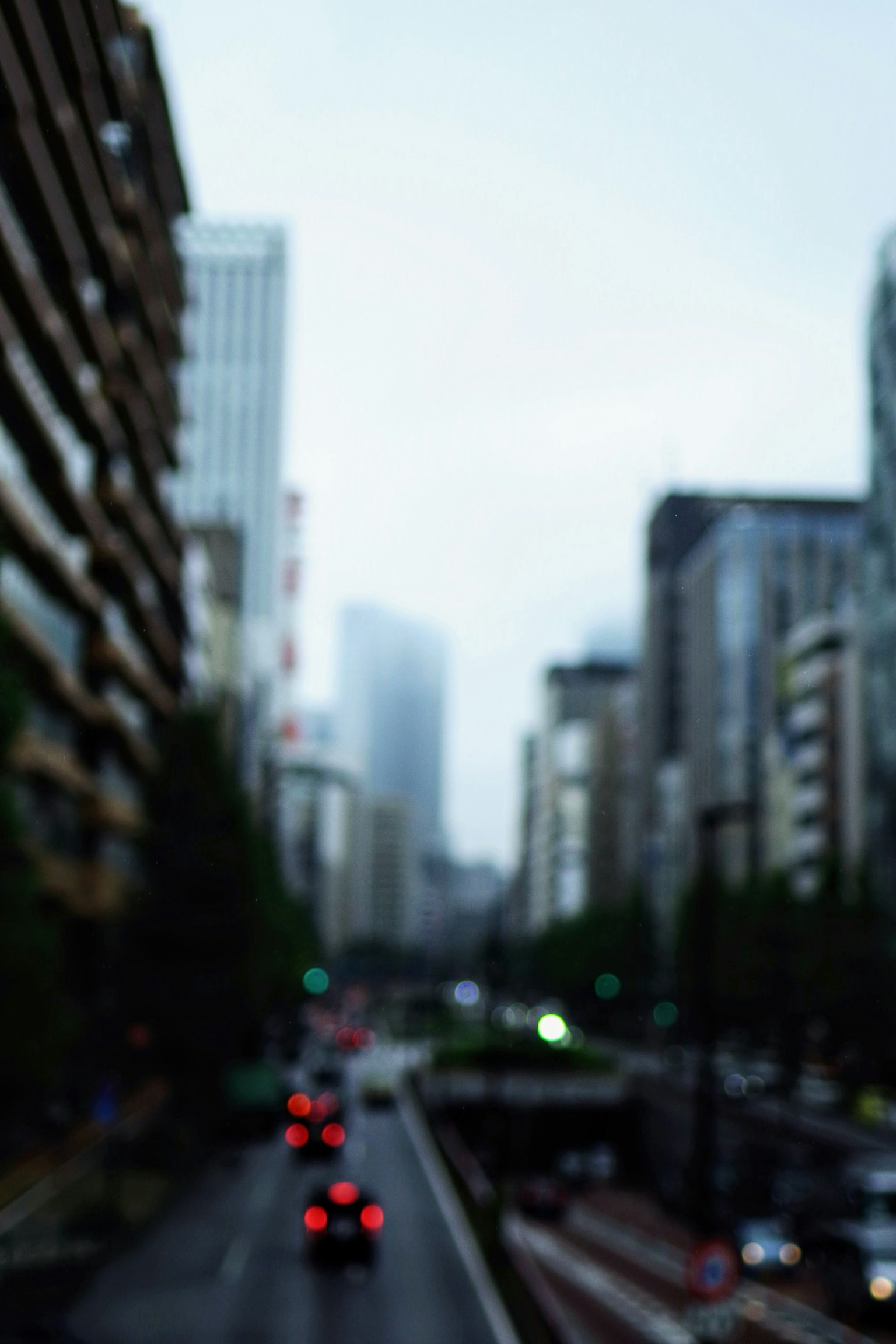 雾中的城市风景模糊的建筑和街道上的汽车