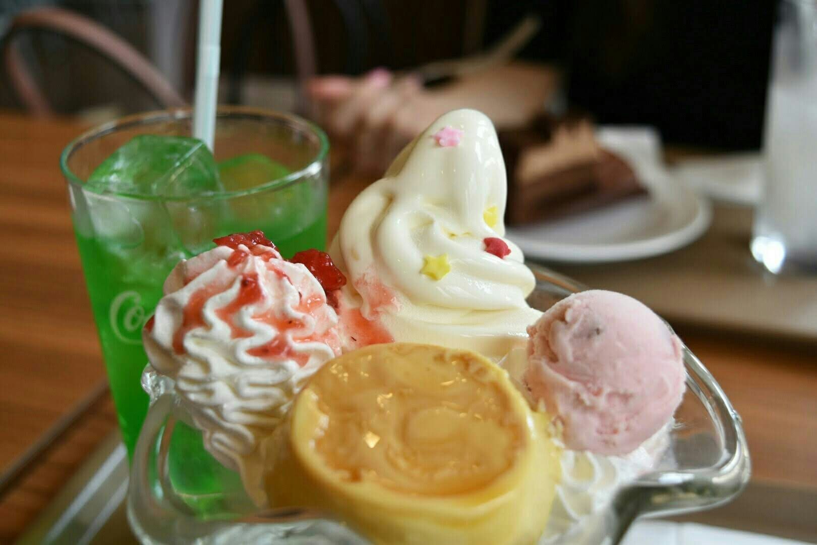 bunte Eiskugeln in einer Schale