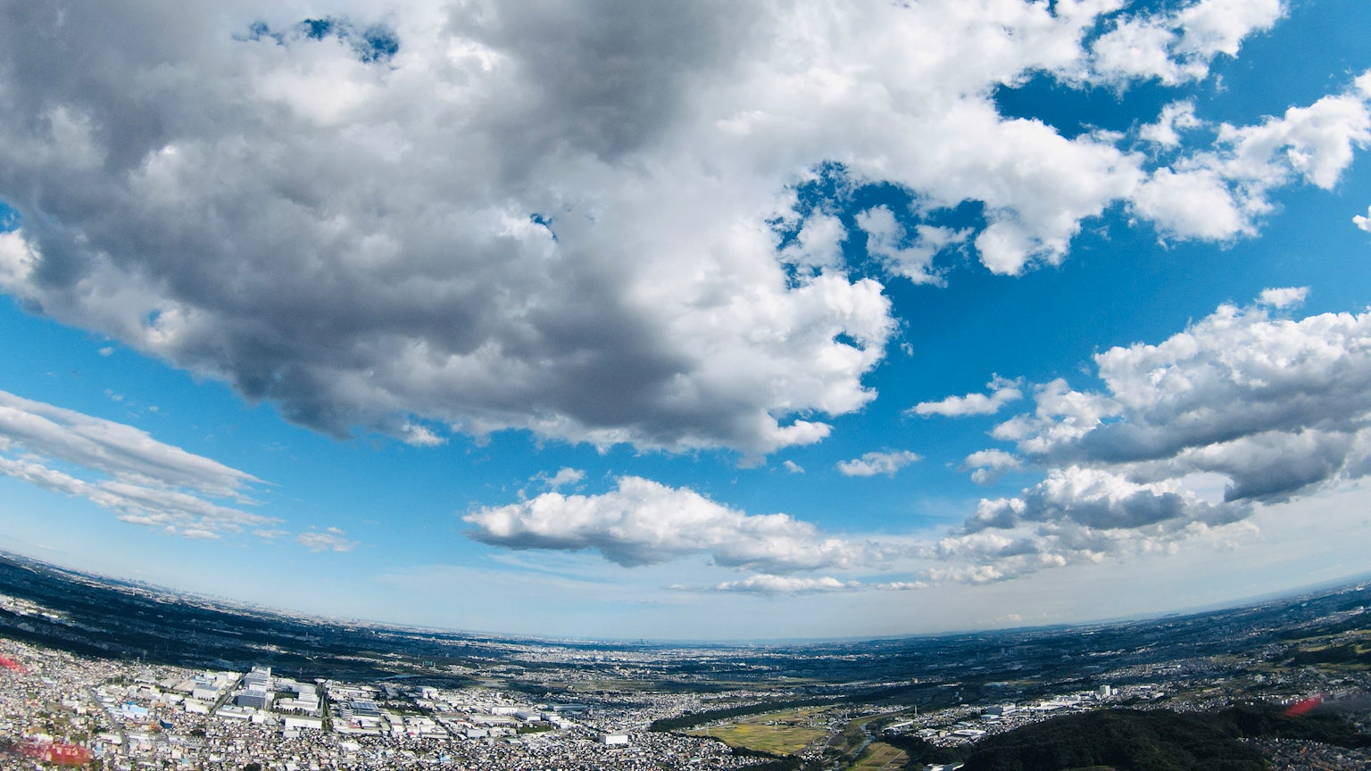 Pemandangan panorama langit biru dengan awan putih