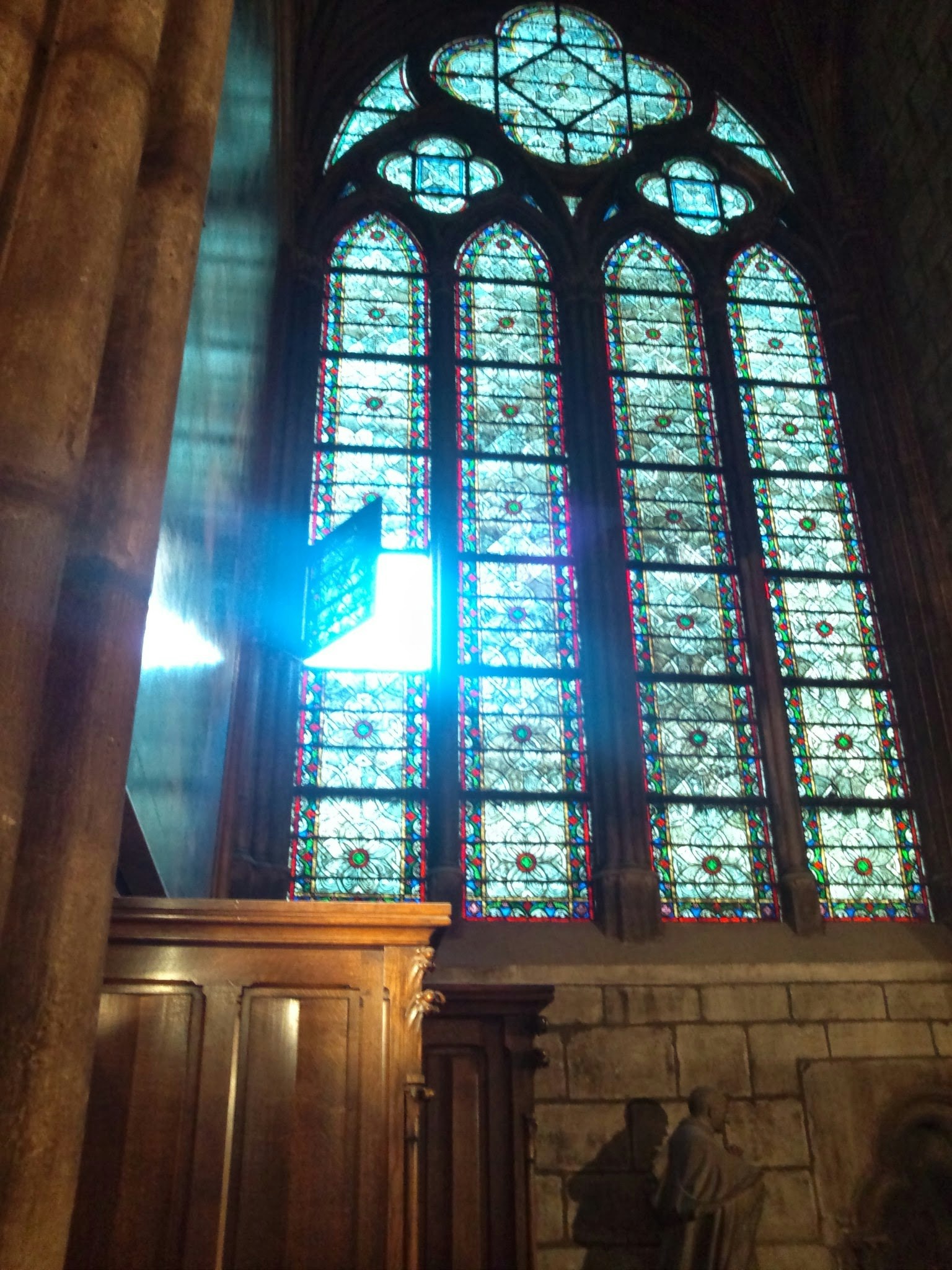 Interior de una iglesia con hermosas vidrieras