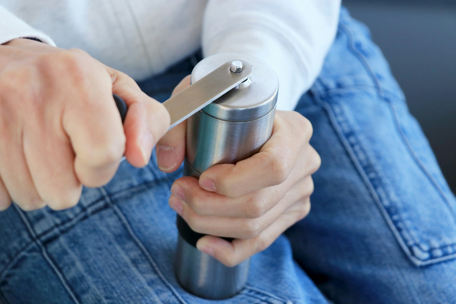 Personne utilisant un moulin à épices avec les mains