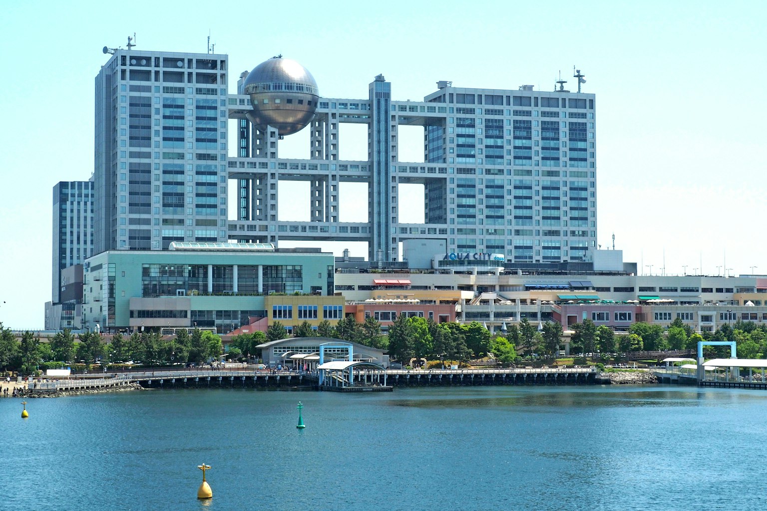 Fuji TV Hauptsitzgebäude in Odaiba mit Wasseransicht
