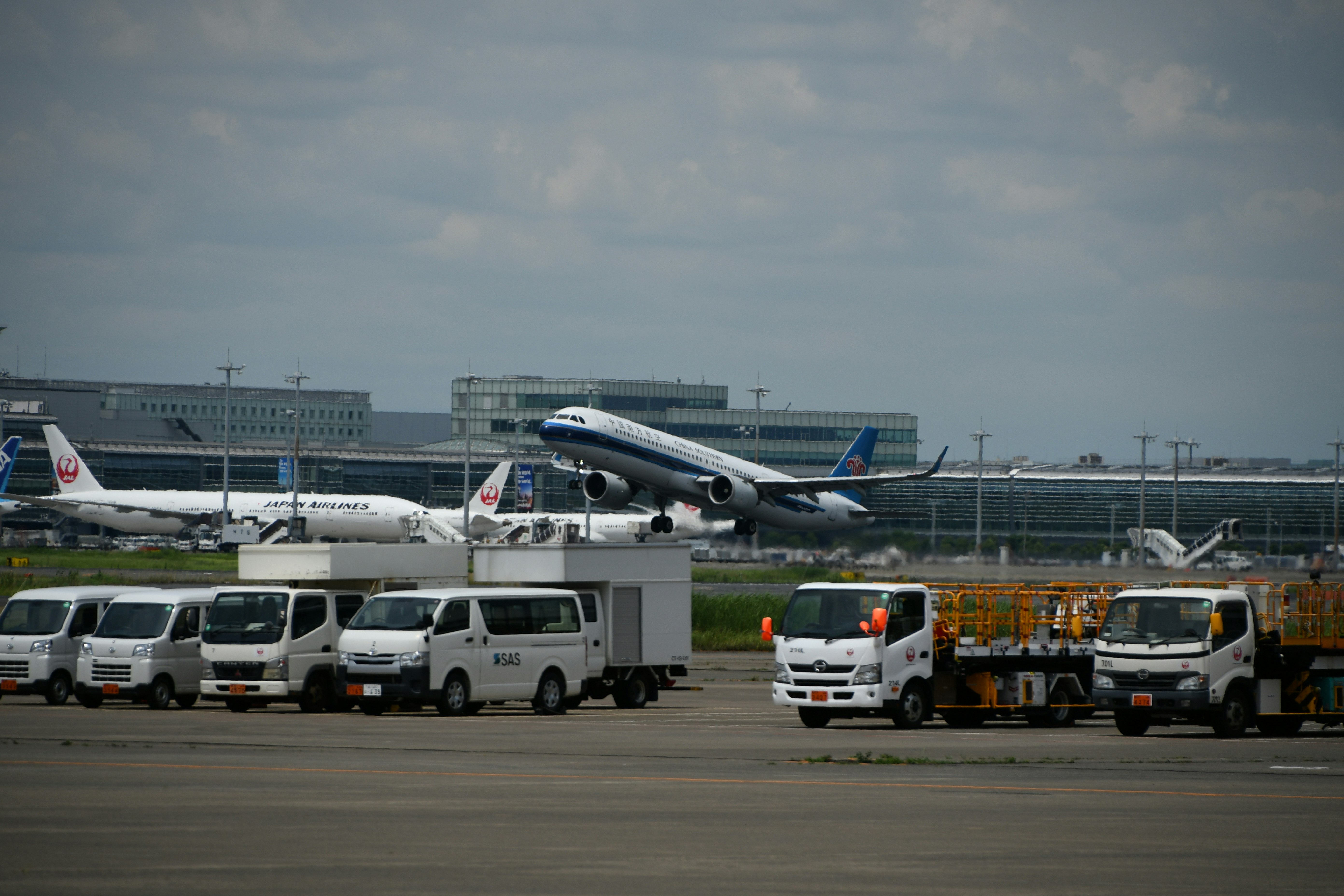 Bus dan pesawat yang diparkir di apron bandara