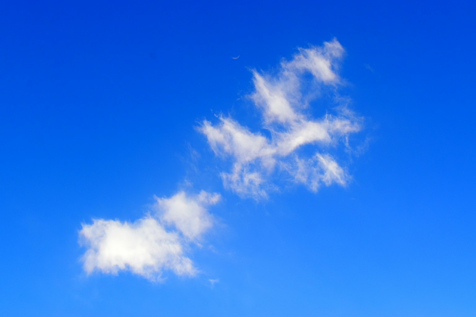 Nuages blancs sur un ciel bleu clair