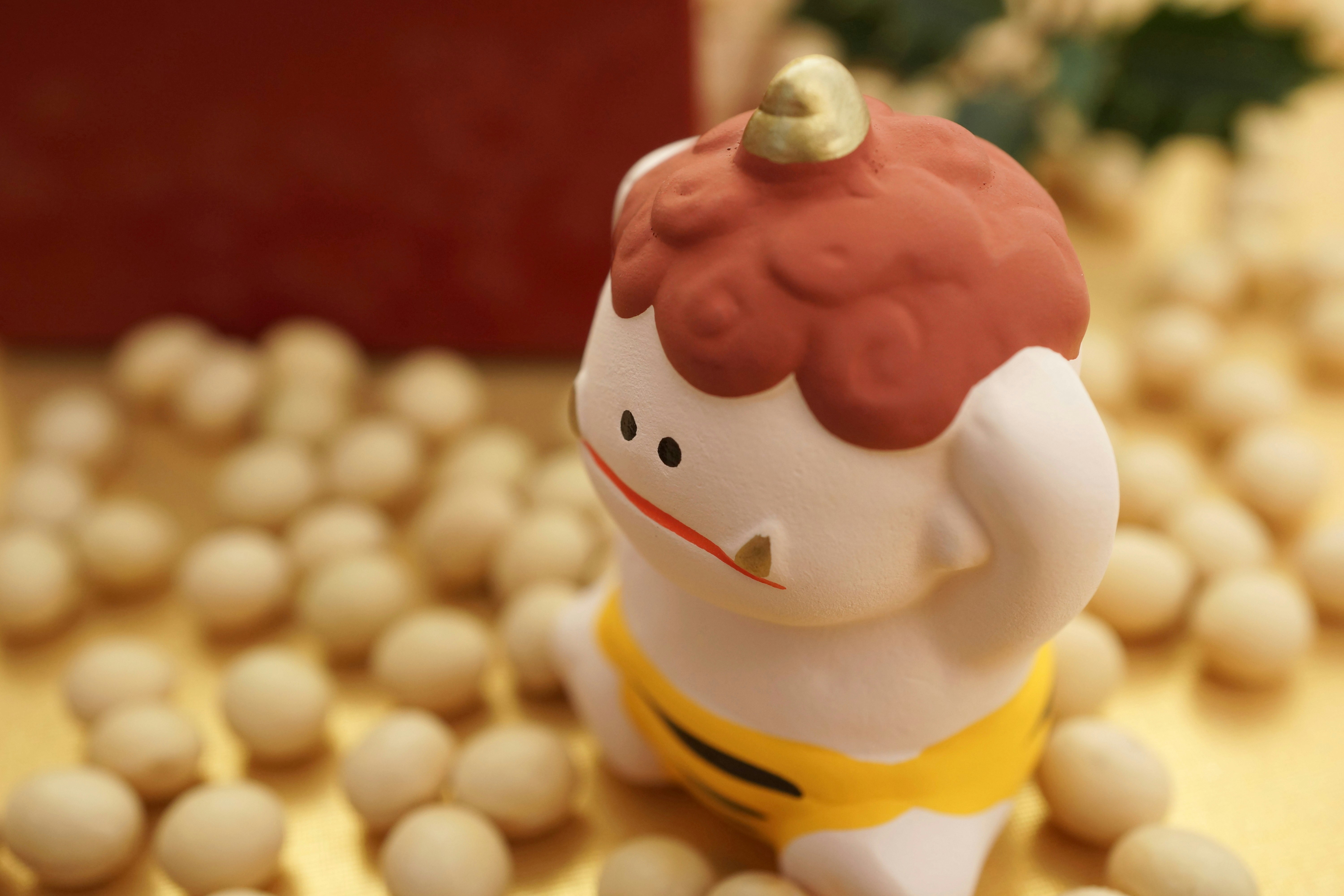 petite figurine du zodiaque posée sur des noix