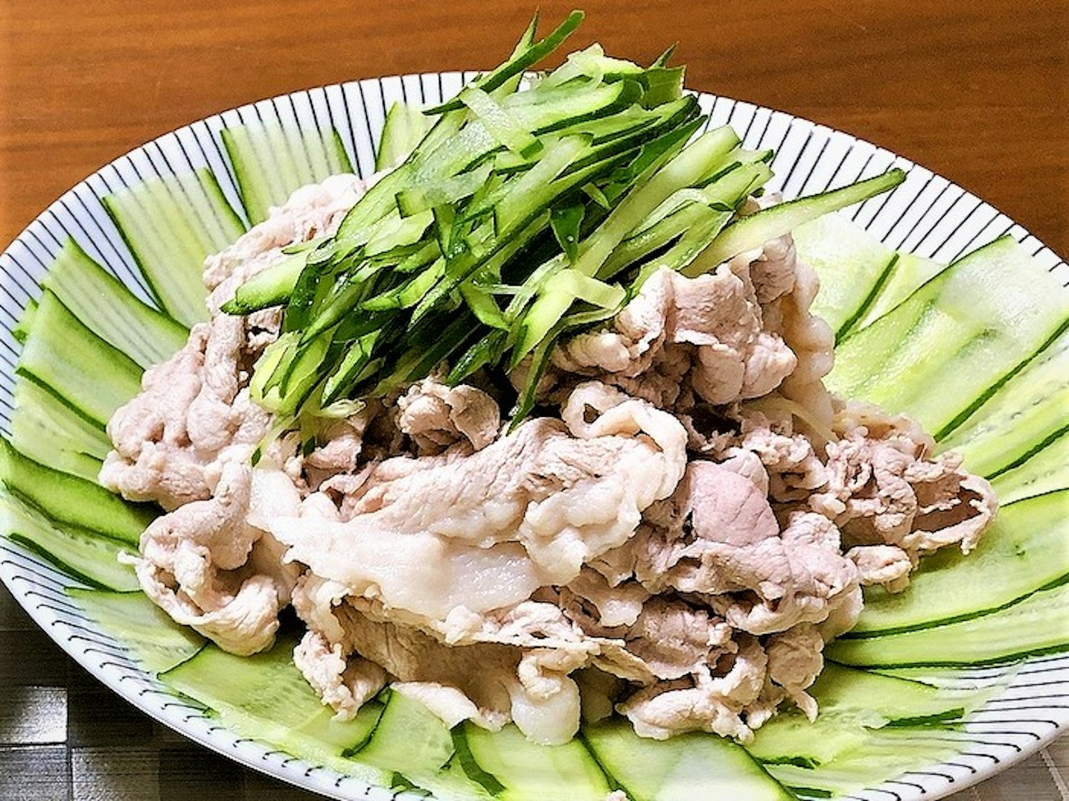 Đĩa thịt heo thái lát và dưa chuột
