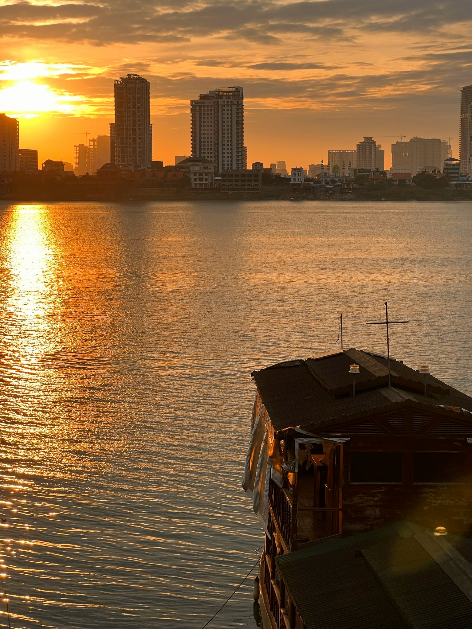 Dòng sông phản chiếu hoàng hôn với hình bóng thành phố