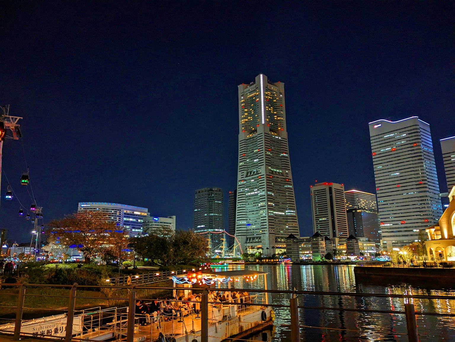 横滨夜景高楼大厦与水边景观