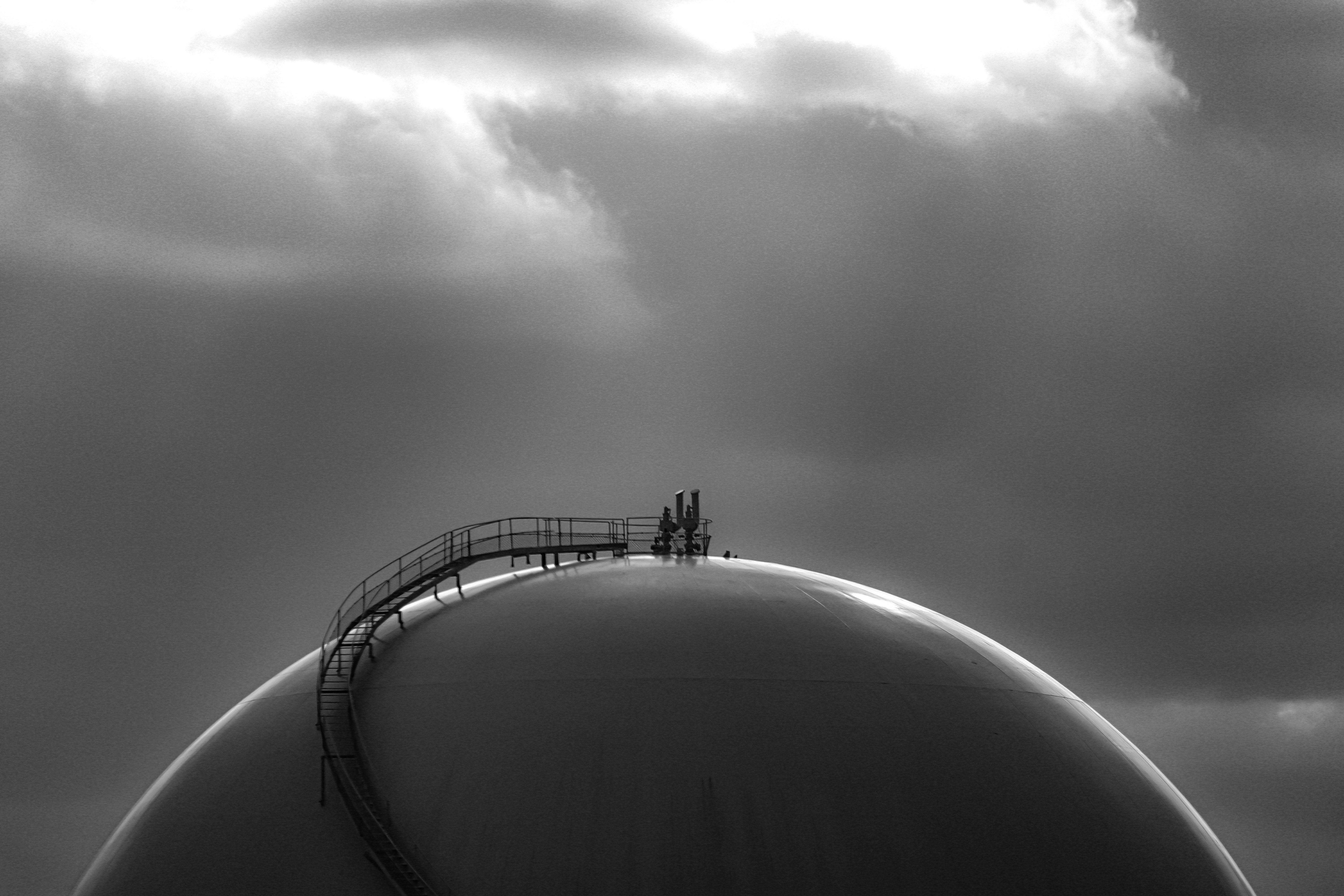 Grande cupola sotto un cielo drammatico con due lavoratori in cima