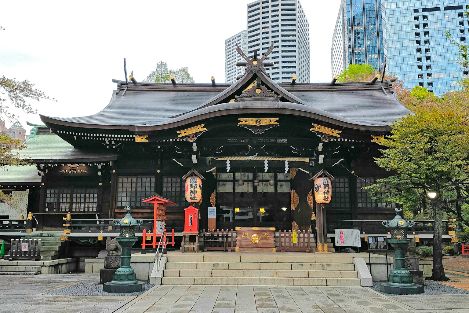 被現代城市建築包圍的傳統神社建築