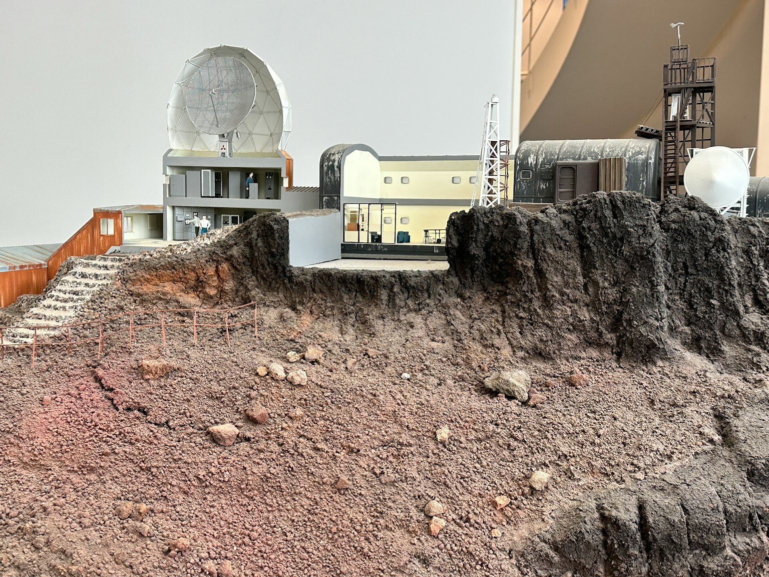 迷你景觀模型，具有岩石地形和建築物